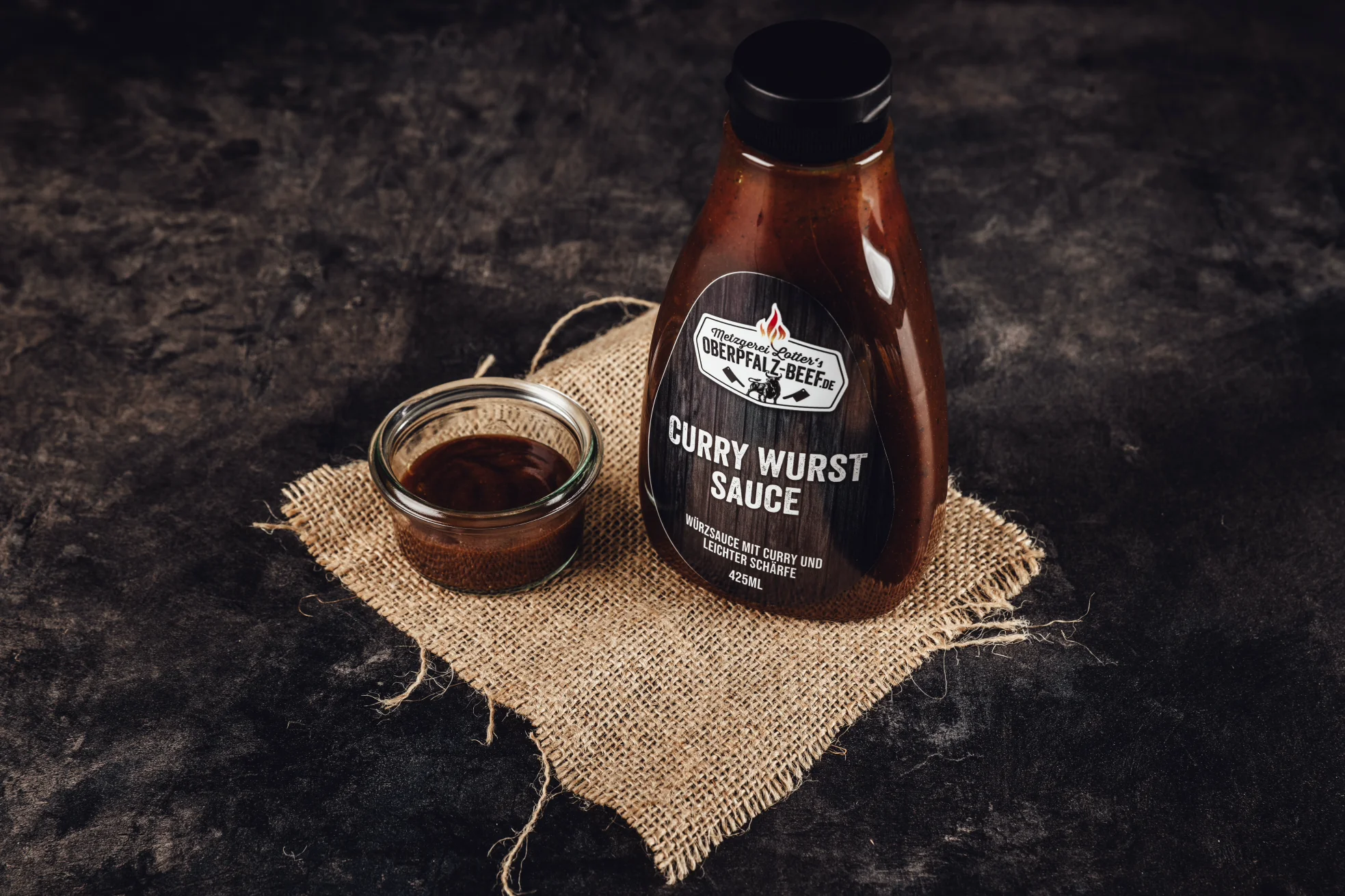 Currywurst mit pikanter Sauce – Deftiges Streetfood aus der Oberpfalz Frisch vorbereiteter Pizzateig auf bemehlter Arbeitsfläche, von Hand flach gedrückt, umgeben von Teigschaber, Mehlresten und rustikaler Küchenausstattung – ideal für Hausgemachte Pizza-Rezepte.