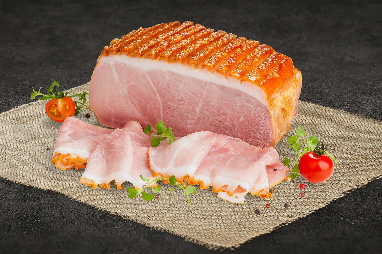 Krustenschinken geschnitten - Perfekt für Feinschmecker und Genießer Geschnittener Krustenschinken: Saftige, perfekt gebratene Schinkenscheiben mit knuspriger Kruste, präsentiert auf einem Holzbrett, ideal für Feinschmecker und Liebhaber von hochwertigem Fleisch.