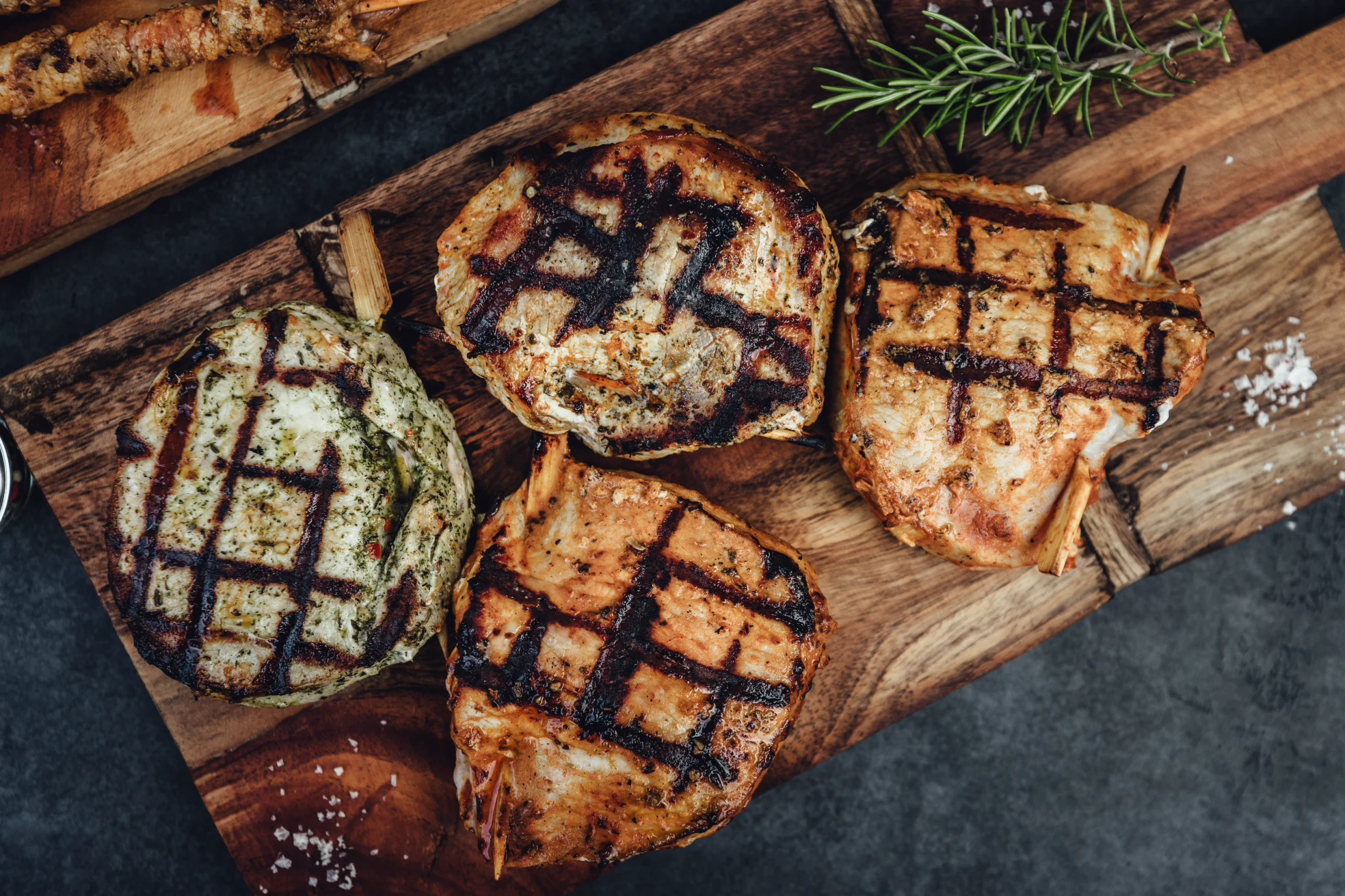 Bratwürste und Cuts auf dem Flachgriller – Oberpfalz Beef