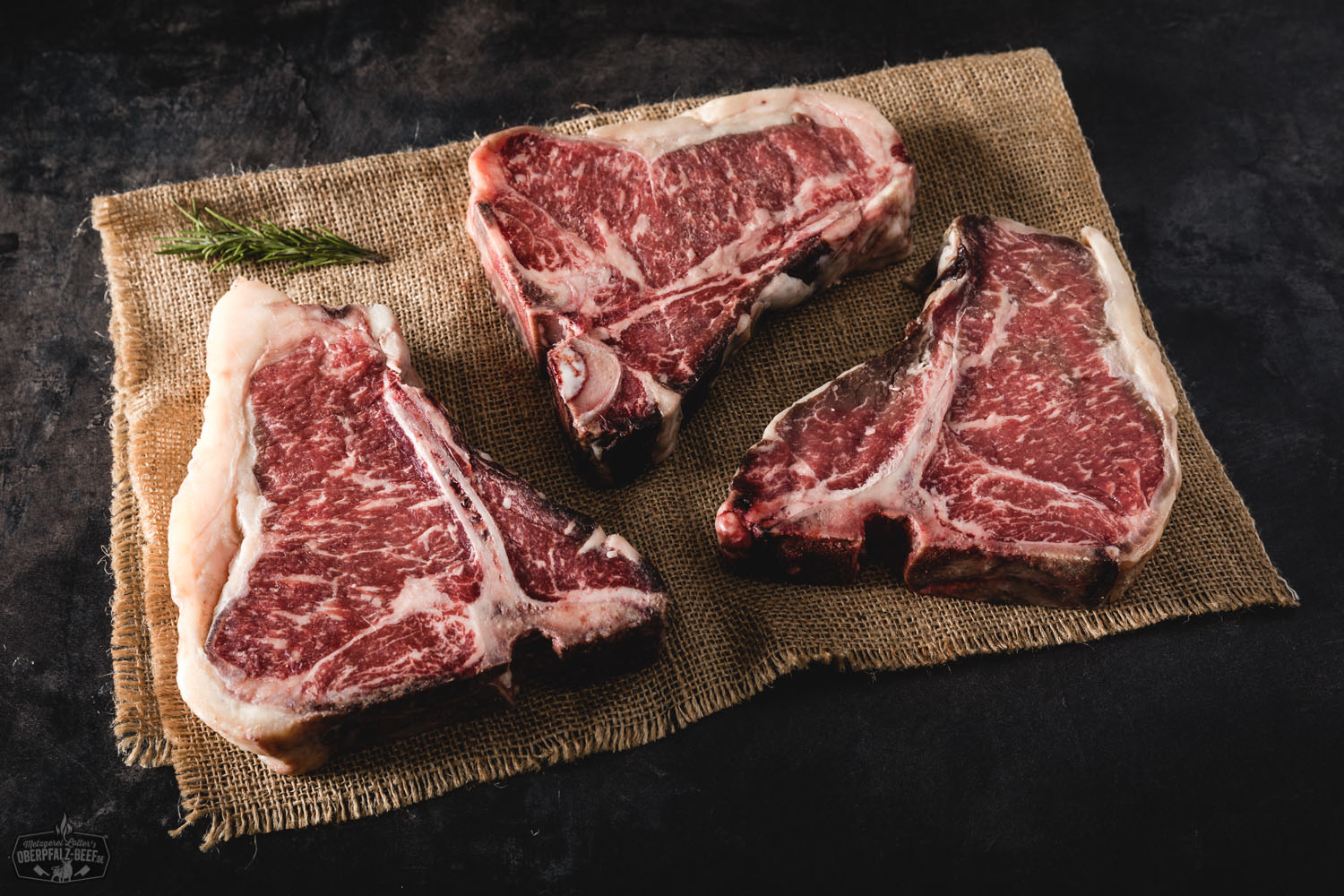 Triple T-Bone Steak Paket - Hochwertiges Oberpfalz-Beef für perfekten Grillgenuss Triple T-Bone Paket mit frischem und hochwertigem Rindfleisch aus der Oberpfalz, ideal für Grill- und Fleischliebhaber, präsentiert in ansprechender Verpackung.