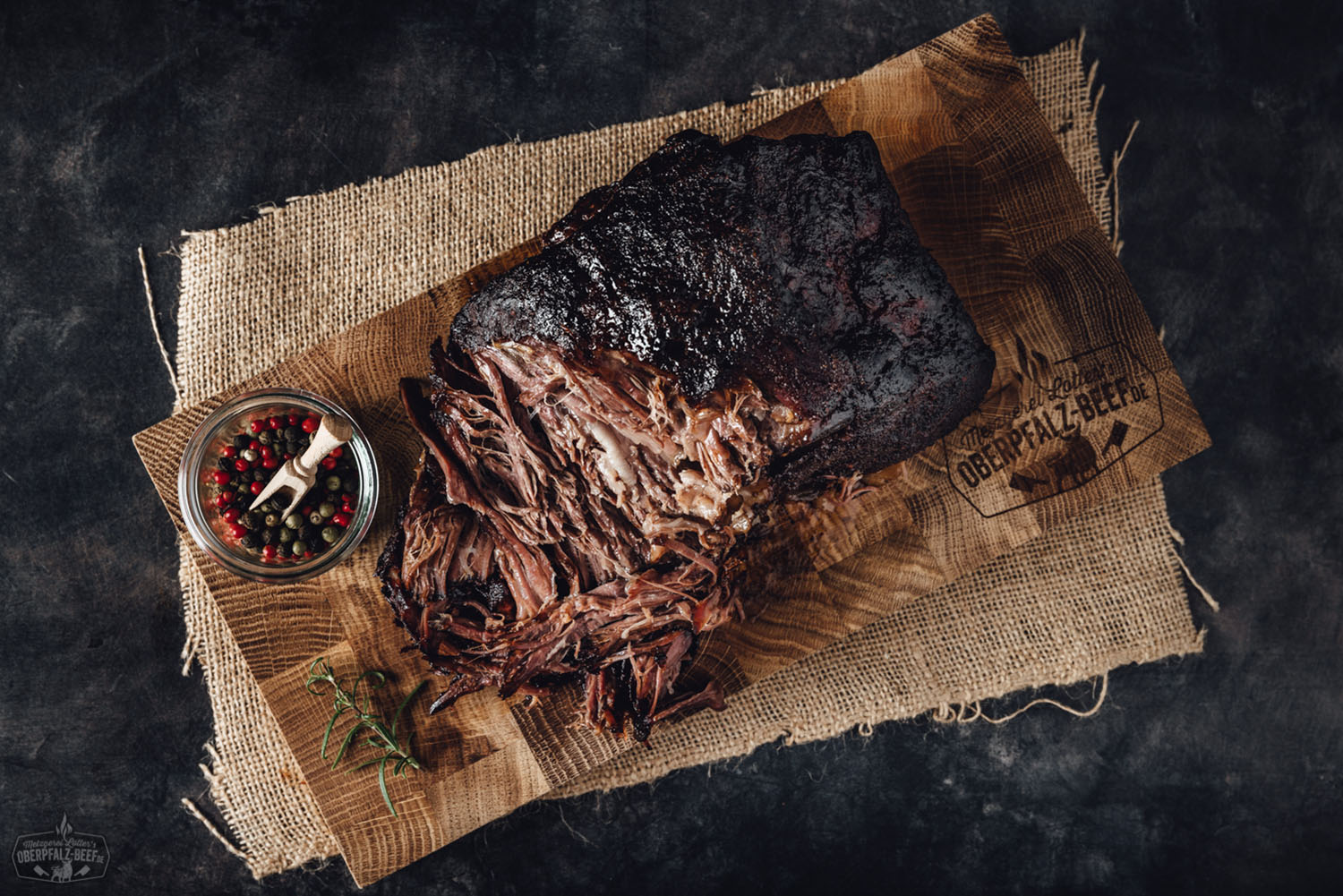 Sous-vide gegartes Pulled Beef aufgeschnitten auf Holzbrett – zartes Rindfleisch perfekt portioniert Zartes, vorgegartes Pulled Beef nach Sous-vide-Methode aufgeschnitten auf einem Holzbrett, saftig und faserig, mit feinen Röstaromen – ideal für Burger, BBQ oder Sandwiches.