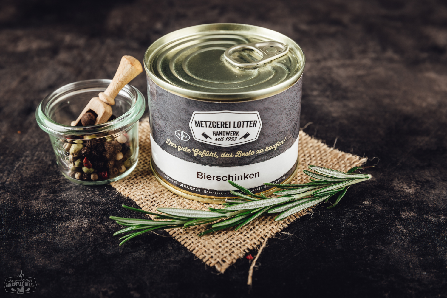 Goldfarbene Konservendose mit Etikett „Hausmacher Gelbwurst – Oberpfalz Beef“ auf hellem Hintergrund; Produkt aus Bayern in traditioneller Metzgerqualität.