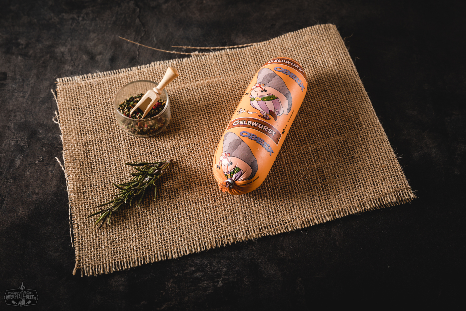 Aufgeschnittene Gelbwurst als Portionswurst auf Holzbrett – traditionelle bayerische Wurstspezialität Mehrere Scheiben fein geschnittene Gelbwurst mit Petersilien-Garnitur auf einem Holzbrett, traditionelle bayerische Portionswurst mit heller Farbe und zarter Textur, angerichtet für eine Brotzeit.