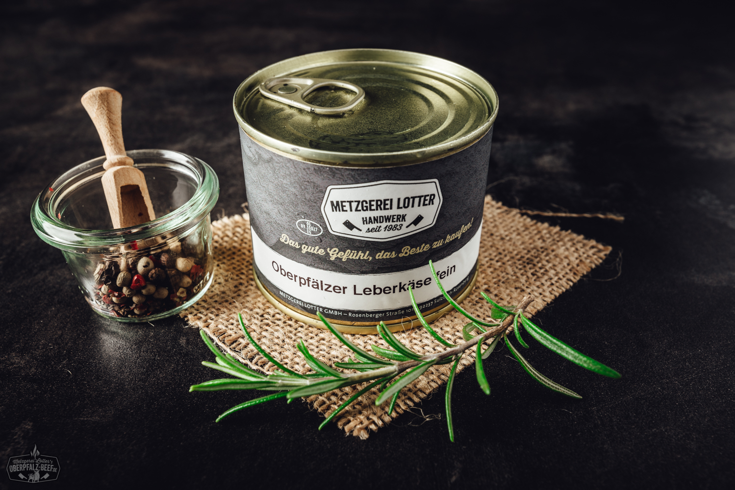 Grobe Geflügelbratwurst auf hellem Schneidebrett, roh und in mehreren Gliedern nebeneinander platziert, mit frischen Kräutern und Pfefferkörnern garniert – hochwertige, frische Bratwurst vom Geflügel, ideal zum Grillen oder Braten.