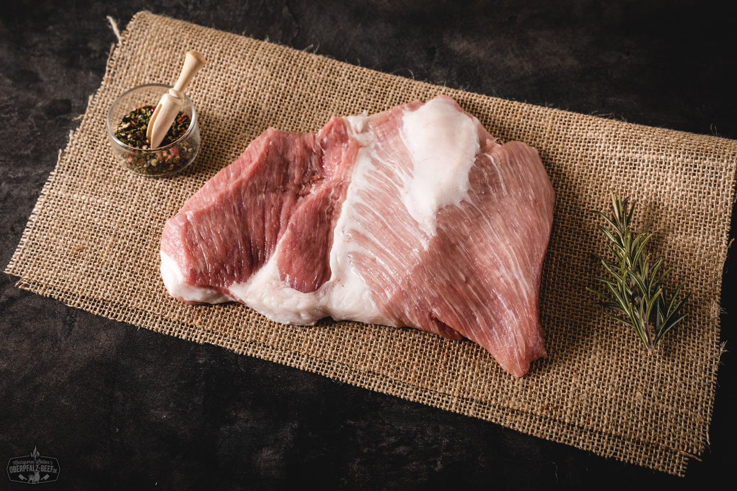 Pluma vom Oberpfälzer Landschwein - Hochwertiges Schweinefleisch aus der Oberpfalz Pluma vom Oberpfälzer Landschwein auf weißem Hintergrund – hochwertiges Stück Fleisch in Nahaufnahme, ideal für Grillen und Kochen.