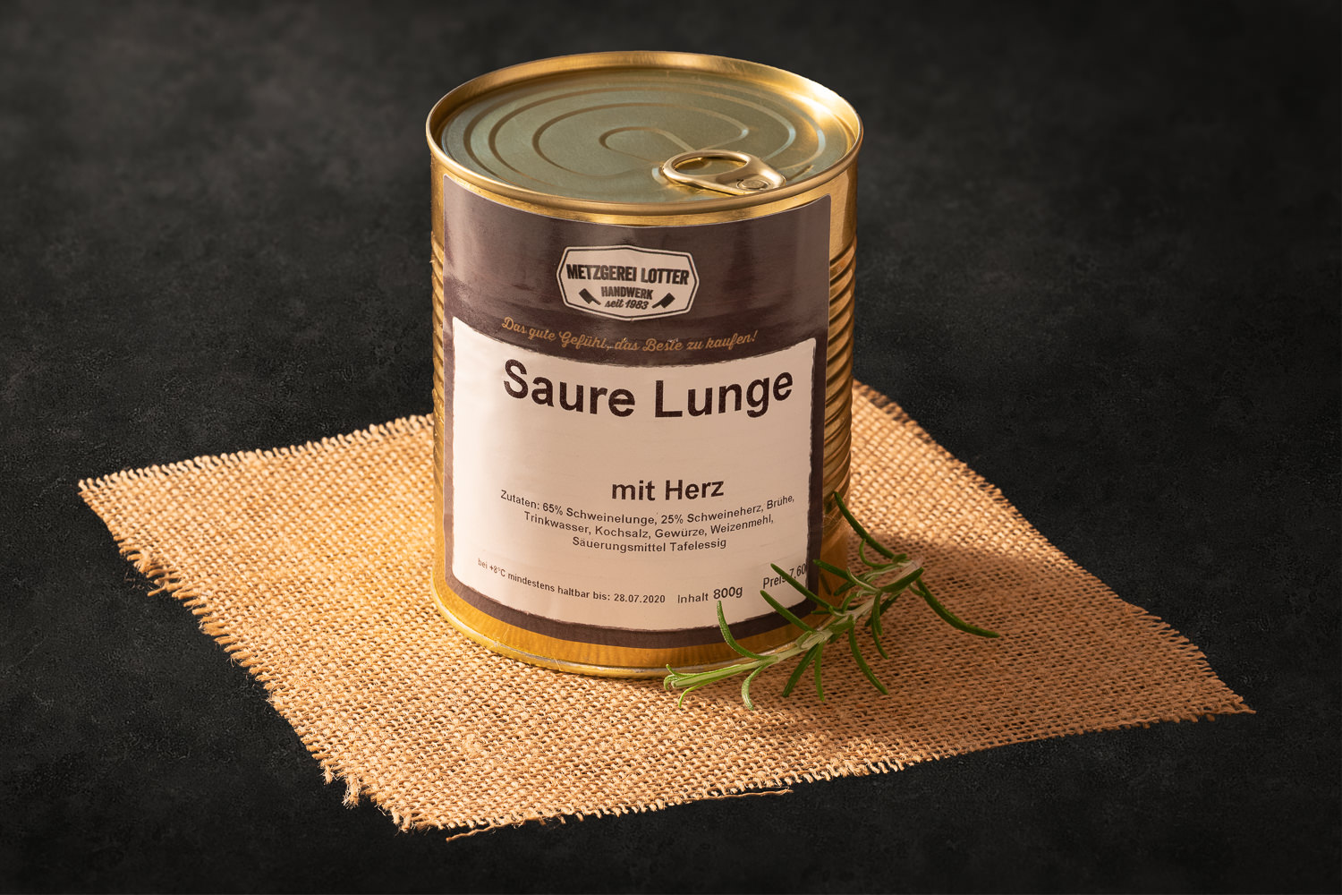 Konservendose mit Aufschrift „Saueres Lüngerl – nach traditionellem Rezept“, stehend auf hellem Hintergrund; Produktfoto von Oberpfalz Beef zeigt regionaltypisches Gericht aus Bayern in silberner Dose mit Etikett in Weiß und Dunkelrot.