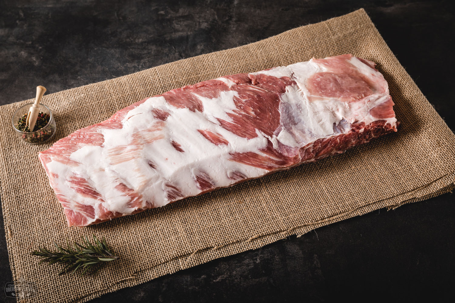 Spare Ribs St. Louis Style vom Oberpfälzer Landschwein – tiefgekühlt, hochwertige Fleischqualität Spare Ribs St. Louis Style vom Oberpfälzer Landschwein auf Holzbrett angerichtet, zart gebraten mit karamellisierter Barbecue-Marinade, serviert mit Rosmarinzweig – hochwertiges Fleischgericht in rustikalem Ambiente, perfekt für BBQ-Genuss.