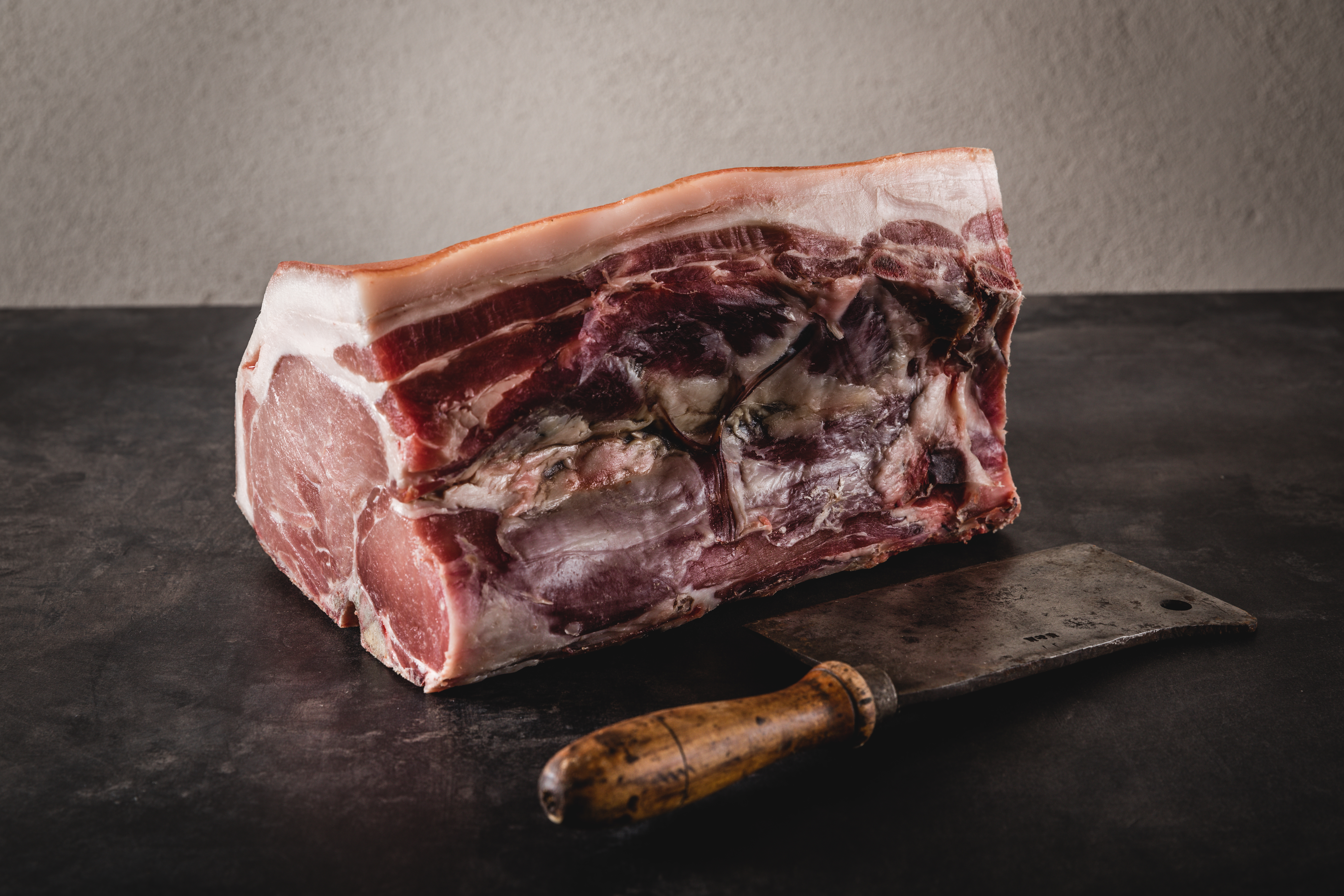 Oberpfalz Landschwein auf natürlicher Weide - Regionales Fleisch aus Deutschland Foto eines Landschweins auf einer Weide in der Oberpfalz, das in die Kamera schaut. Das Tier ist Teil des regionalen Oberpfalz-Beef Programms zur nachhaltigen und artgerechten Tierhaltung.