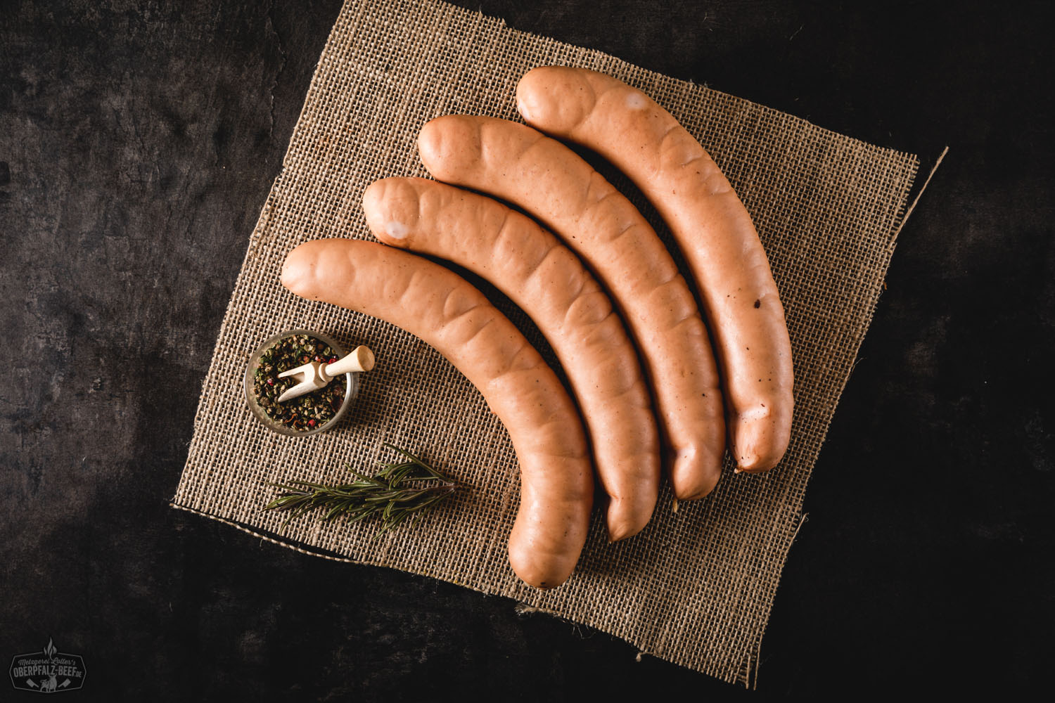 Currywurst mit Bockwurst – deftige Wurstspezialität mit Sauce Ein Teller mit gebratener Currywurst, garniert mit Currypulver und Soße, serviert in einem traditionellen Currywurst-Stand. Im Hintergrund sind Senf und Ketchup-Flaschen zu sehen, typisch für deutsche Imbissbuden.