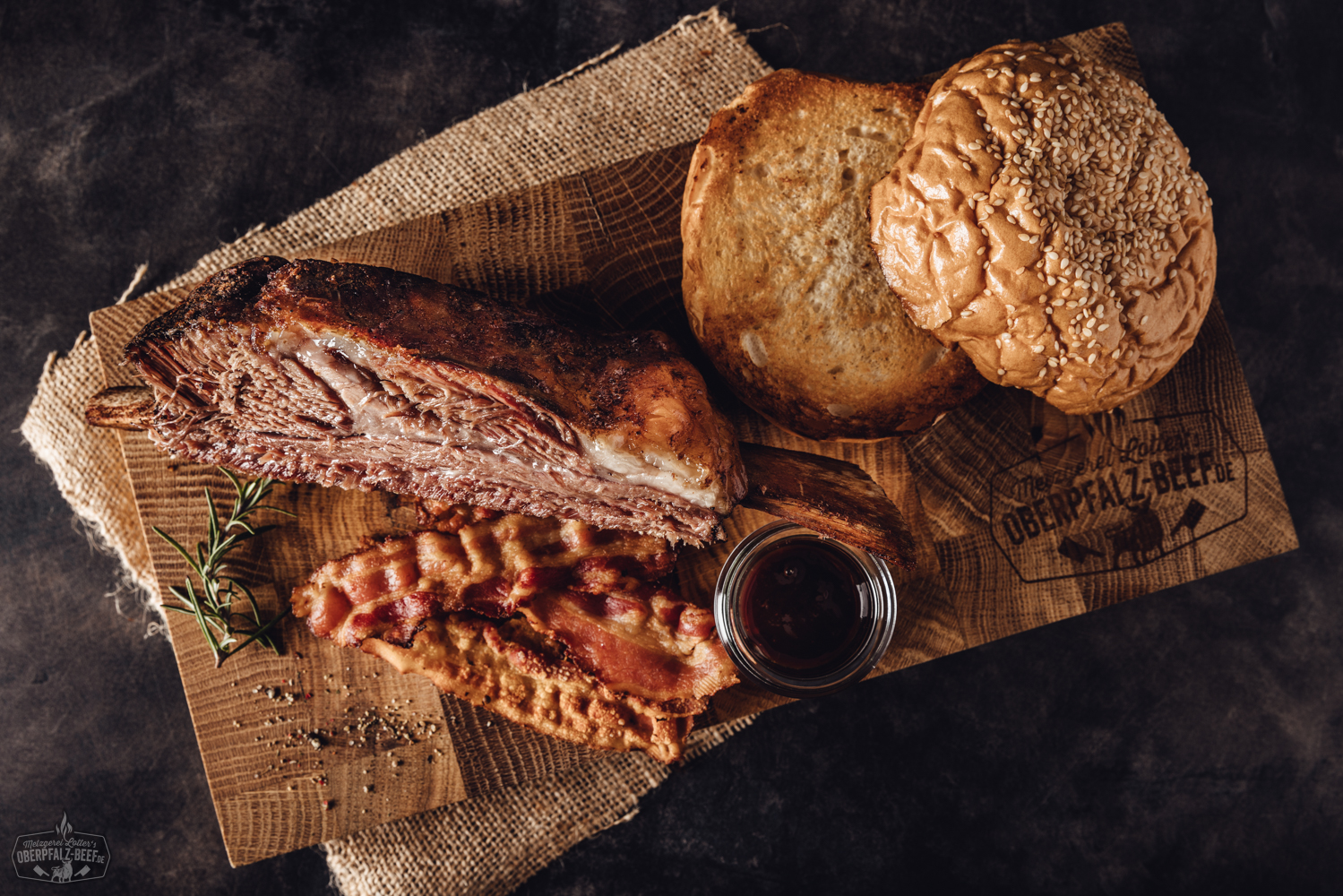 Sous-vide gegarte Beef Short Ribs vom Oberpfalz-Rind in BBQ-Box – zart & aromatisch Sous Vide vorgegarte Beef Short Ribs Box vom Oberpfalz-Rind, hochwertige Fleischdelikatesse perfekt für Feinschmecker, zart und saftig durch schonende Sous Vide Garmethode, ideal für BBQ oder Gourmet-Küche.