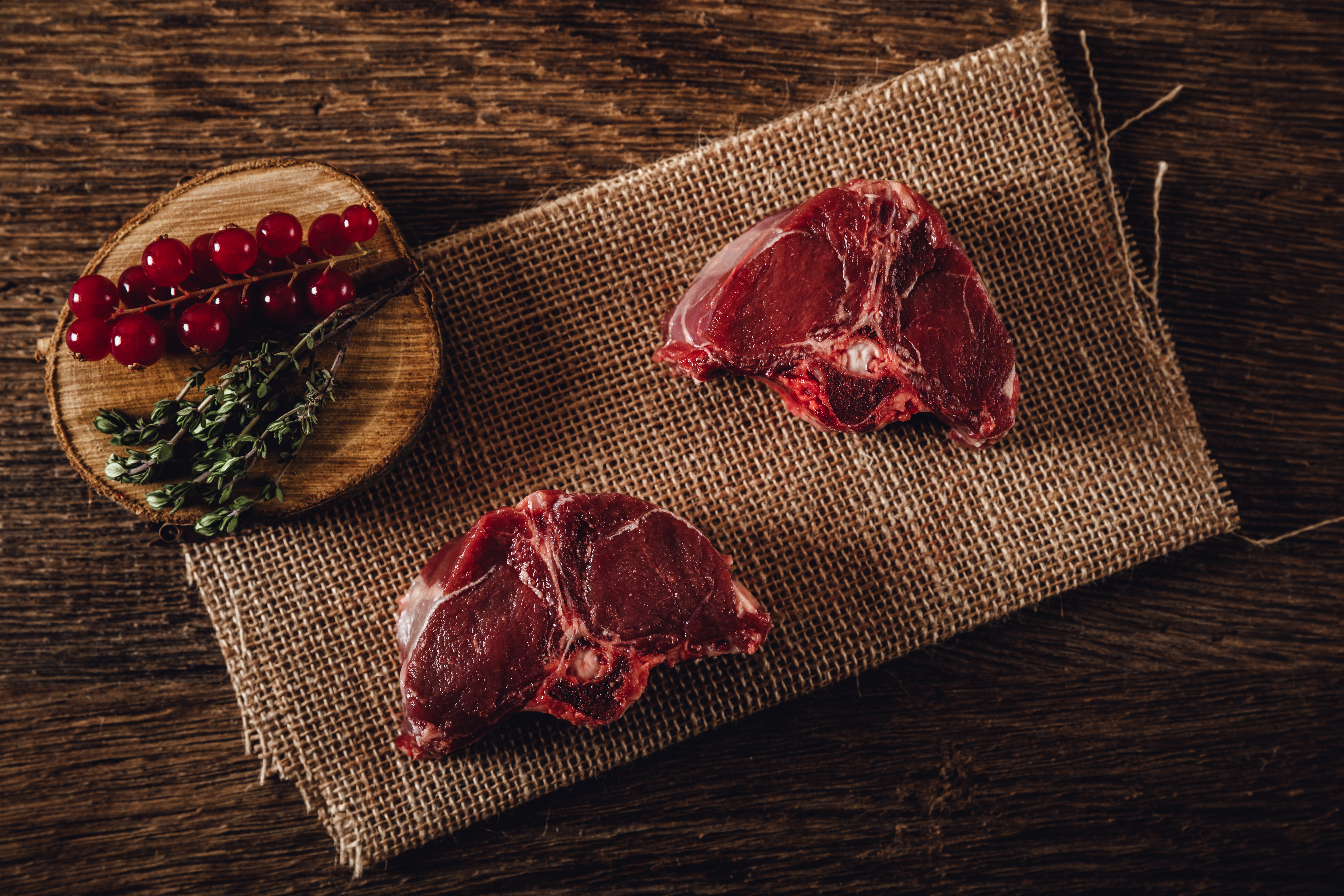 "Frisches Oberpfalz Wildbret - Hochwertiges Wildfleisch aus der Region" Ein leckeres Stück Oberpfalz-Beef Wildfleisch perfekt gewürzt und auf einem rustikalen Schneidebrett serviert. Saftiges, zartes Fleisch, das ideal für Fleischliebhaber geeignet ist.