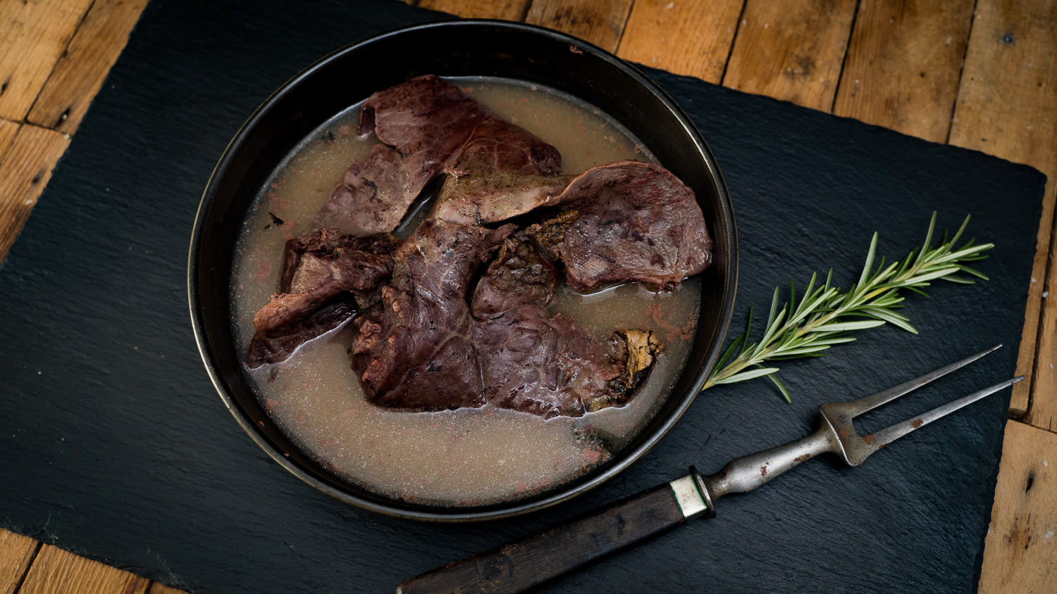 Schweinelunge vom Oberpfälzer Landschwein – Frisch & Regional aus Bayern Rohe Schweinelunge vom Oberpfälzer Landschwein, in Stücke geschnitten auf einem dunklen Holzbrett mit frischen Kräutern und Salz garniert – hochwertige Innerei für BARF oder rustikale Fleischgerichte.