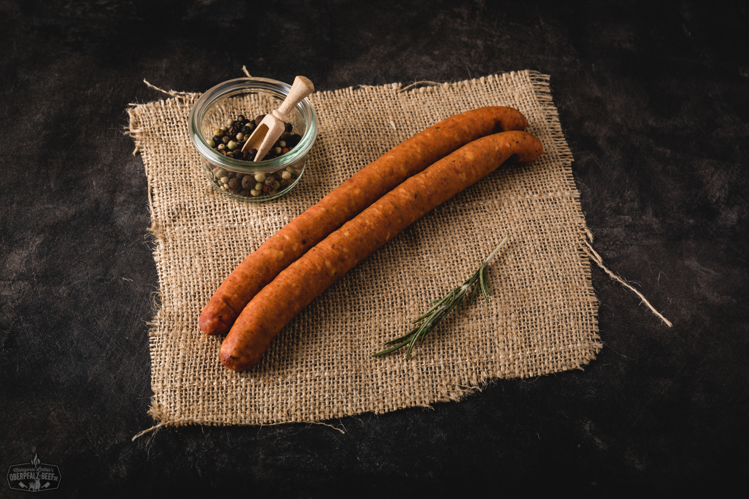 Debrecziner Würstchen auf Holzbrett mit Senf und Zwiebeln – Herzhaftes BBQ aus der Oberpfalz Zwei goldbraun gebratene Debrecziner Würste liegen auf einem rustikalen Holzbrett, begleitet von Senf, knusprigem Brot und frischer Petersilie – perfekte Zubereitung der ungarischen Würstchen für ein herzhaftes Barbecue oder deftige Brotzeit.