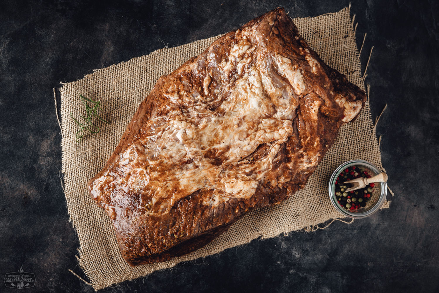 Sous-vide gegartes Beef Brisket vom Oberpfalz-Rind – zartes Rindfleisch perfekt vorbereitet Saftiges, vorgegartes Beef Brisket vom Oberpfalz-Rind in Sous-vide-Garung, aufgeschnitten auf einem Holzbrett mit rauchiger Kruste, sichtbarer Marmorierung und zartem Fleisch – perfekt für BBQ-Liebhaber und regionale Fleischgenießer.