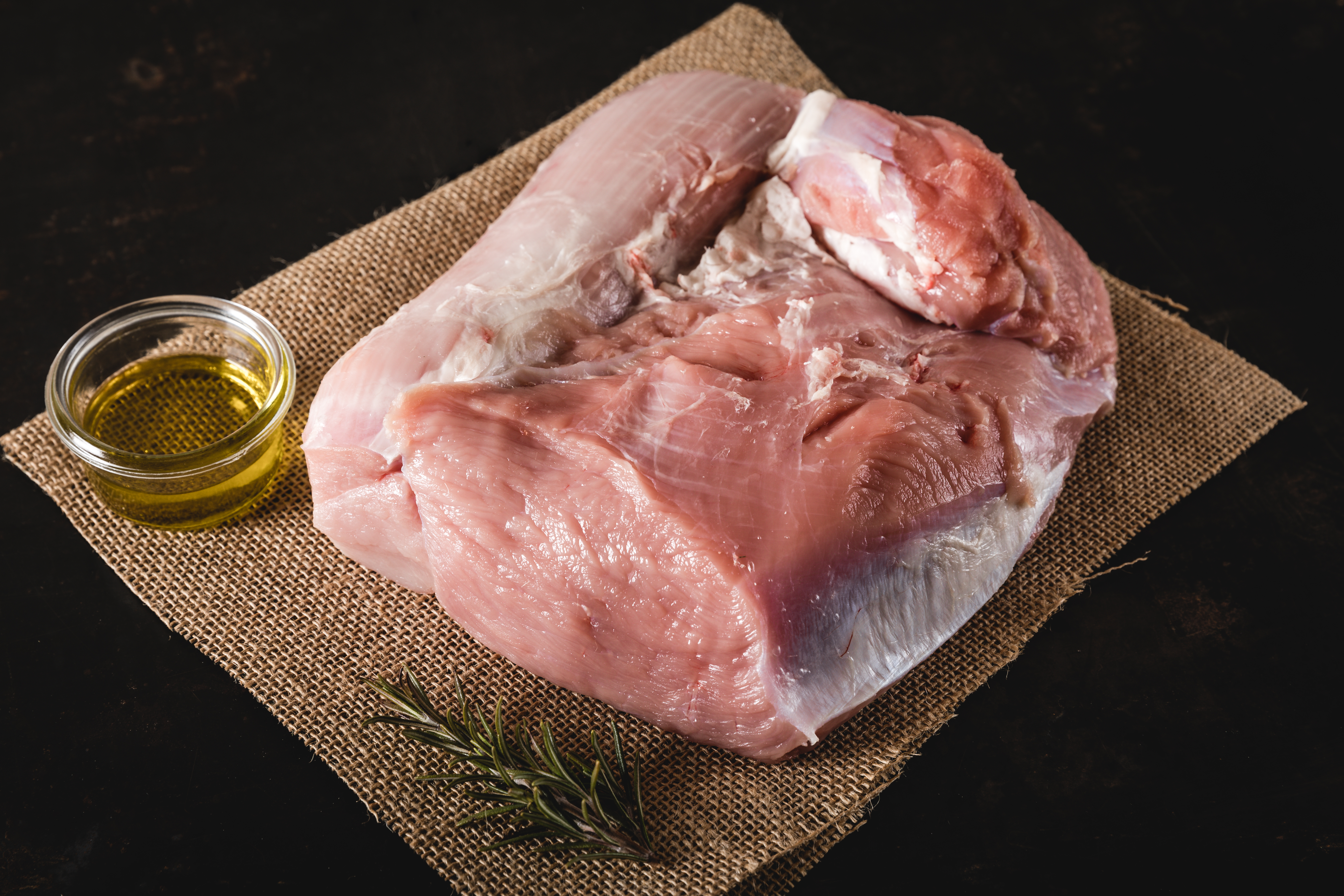 Perfekte Unterschale vom Oberpfalz Beef - Frisch und Qualitativ Hochwertig Bild der Rinder-Unterschale von Oberpfalz Beef, zeigt frisches, rohes Rindfleischstück, ideal für Braten oder Gulaschgerichte.