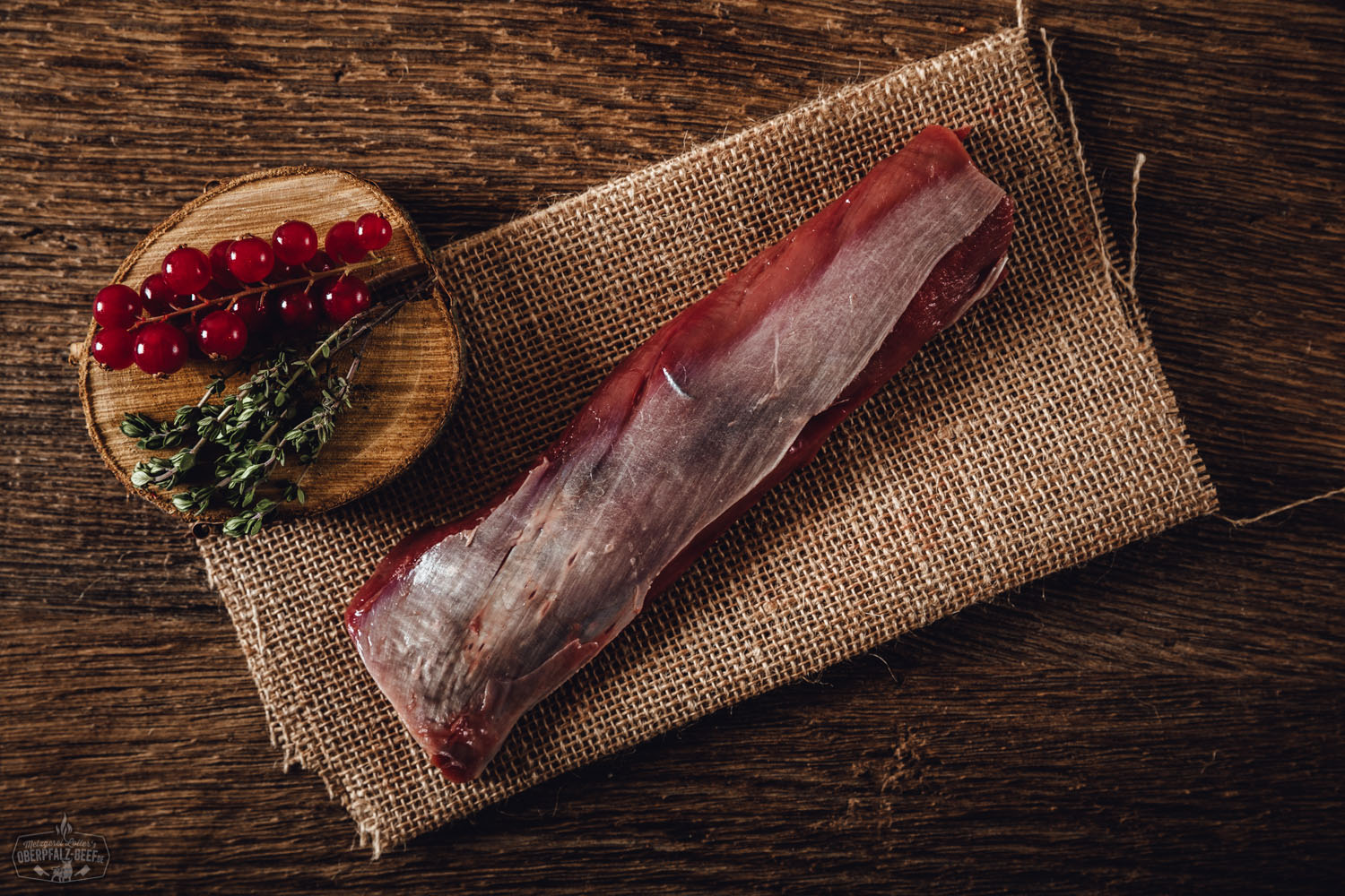 Rücken ohne Knochen vom Oberpfälzer Reh - Lebensmittelbild von hochwertigem Wildfleischprodukt.