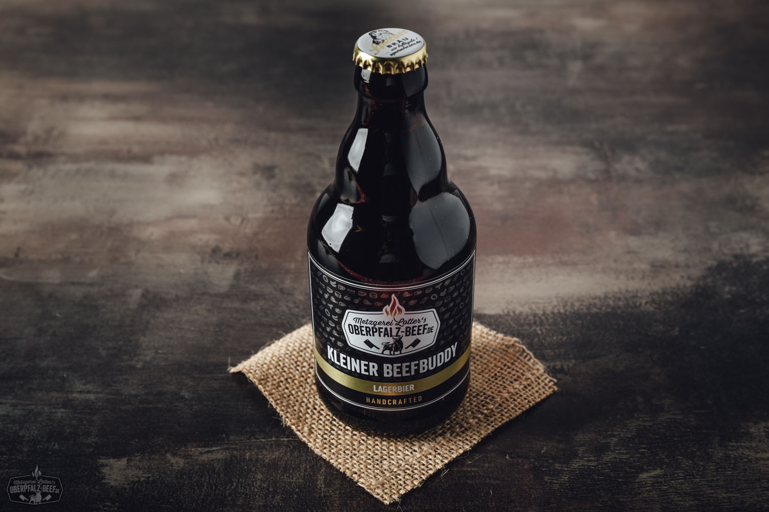 Kleiner Beefbuddy Handcrafted Lagerbier – Regionales Craft Bier aus der Oberpfalz Kleiner Beefbuddy handcrafted Lagerbier Flasche vor neutralem Hintergrund – Oberpfalz Beef Produktabbildung