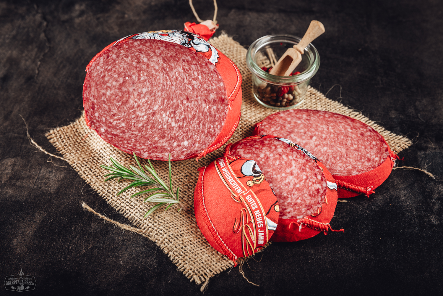 Weihnachtssalami in Nikolausform – Festliche Wurst-Spezialität aus der Oberpfalz Kesselfleisch von der Schweinemaske auf rustikalem Holzteller angerichtet; gegarte Fleischstücke mit Fett- und Schwarteanteil, dampfend serviert, umgeben von Senf, Brot und Sauerkraut – traditionelles bayerisches Gericht in herzhaftem Ambiente.