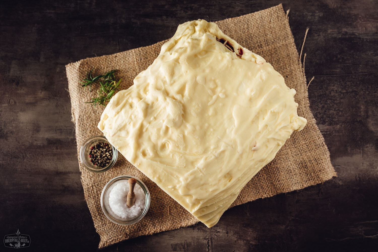 Butter Aged Roastbeef am Stück – Zart gereift und saftig Roastbeef am Stück, buttergereift: Großes, saftig marmoriertes Rindfleischstück in Nahaufnahme auf schwarzem Hintergrund, roh und frisch mit sichtbarer Fettstruktur – ideal für Fleischliebhaber, Dry Aged Beef Fans und Premium-Steak-Zubereitung.