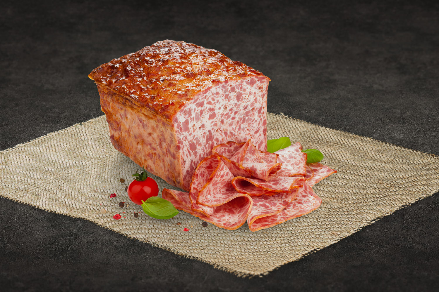 Putenleberkäse grob geschnitten auf Holzbrett – deftige bayerische Spezialität Grobe Leberkäsescheibe auf Holzbrett mit rustikaler Brotzutat, Senf und Gewürzgarnitur – traditionelle bayerische Brotzeit angerichtet auf hellem Untergrund.