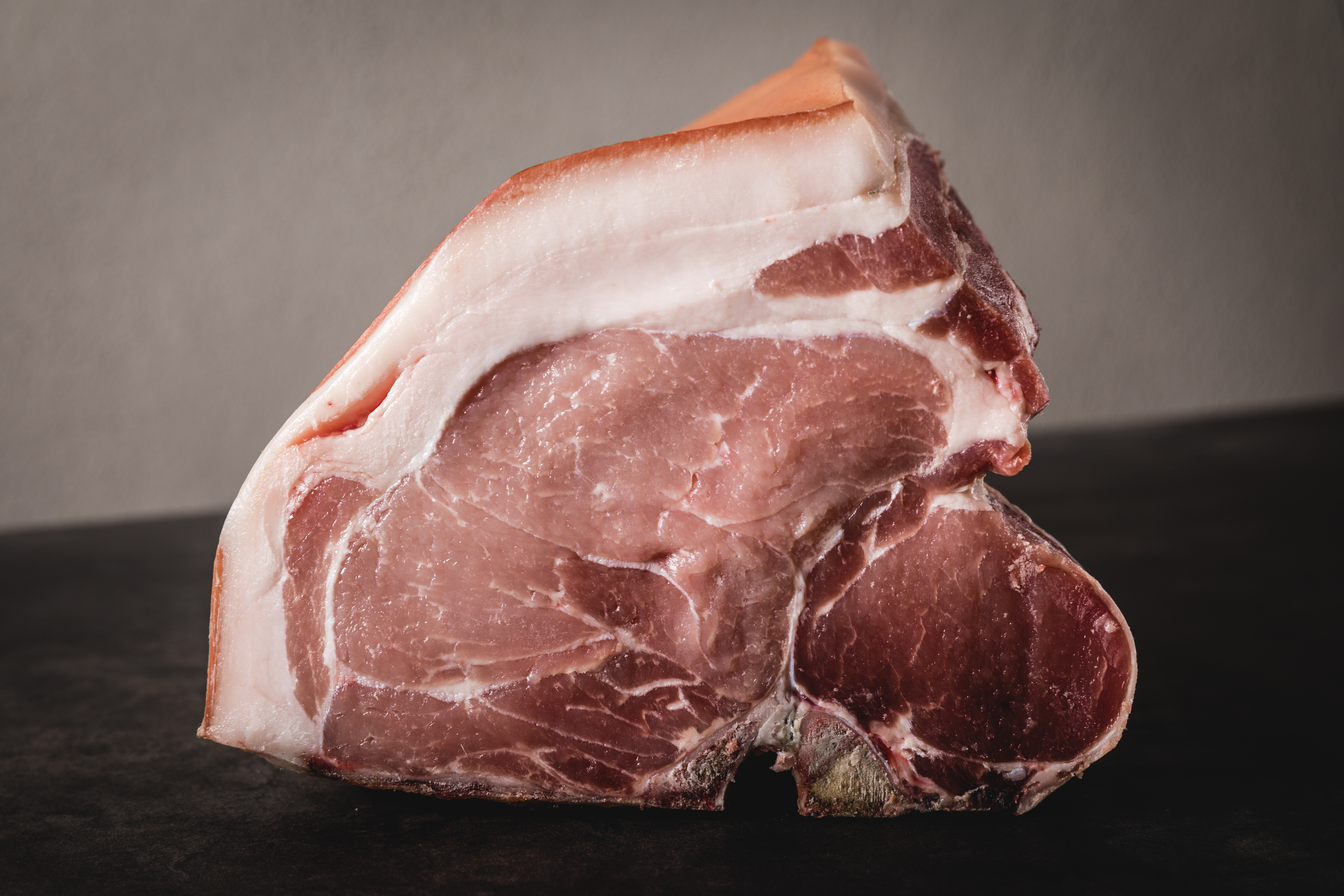 Oberpfalz Landschwein auf natürlicher Weide - Regionales Fleisch aus Deutschland Foto eines Landschweins auf einer Weide in der Oberpfalz, das in die Kamera schaut. Das Tier ist Teil des regionalen Oberpfalz-Beef Programms zur nachhaltigen und artgerechten Tierhaltung.
