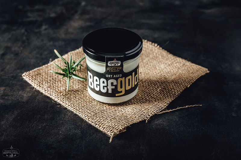 Dry Aged Rindfleisch im Weckglas auf hellem Untergrund – das hochwertige BeefGold von Oberpfalz Beef, marmoriertes Fleischstück in Glas eingelegt, mit Etikett, stilvoll für Feinschmecker und Gourmet-Fans präsentiert.