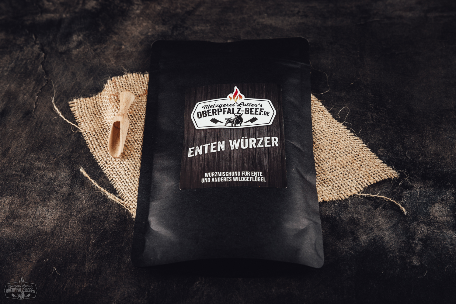 Gewürzte Enten- und Gänseteile roh – Oberpfalz Beef Spezialitäten für festliche Braten Rohes Rehfleisch vom Oberpfälzer Wild auf dunklem Holzbrett angerichtet, begleitet von frischen Kräutern, grobem Pfeffer und Knoblauch – hochwertiges Wildbret aus regionaler Jagd, ideal für Wildliebhaber und nachhaltige Fleischgenießer.