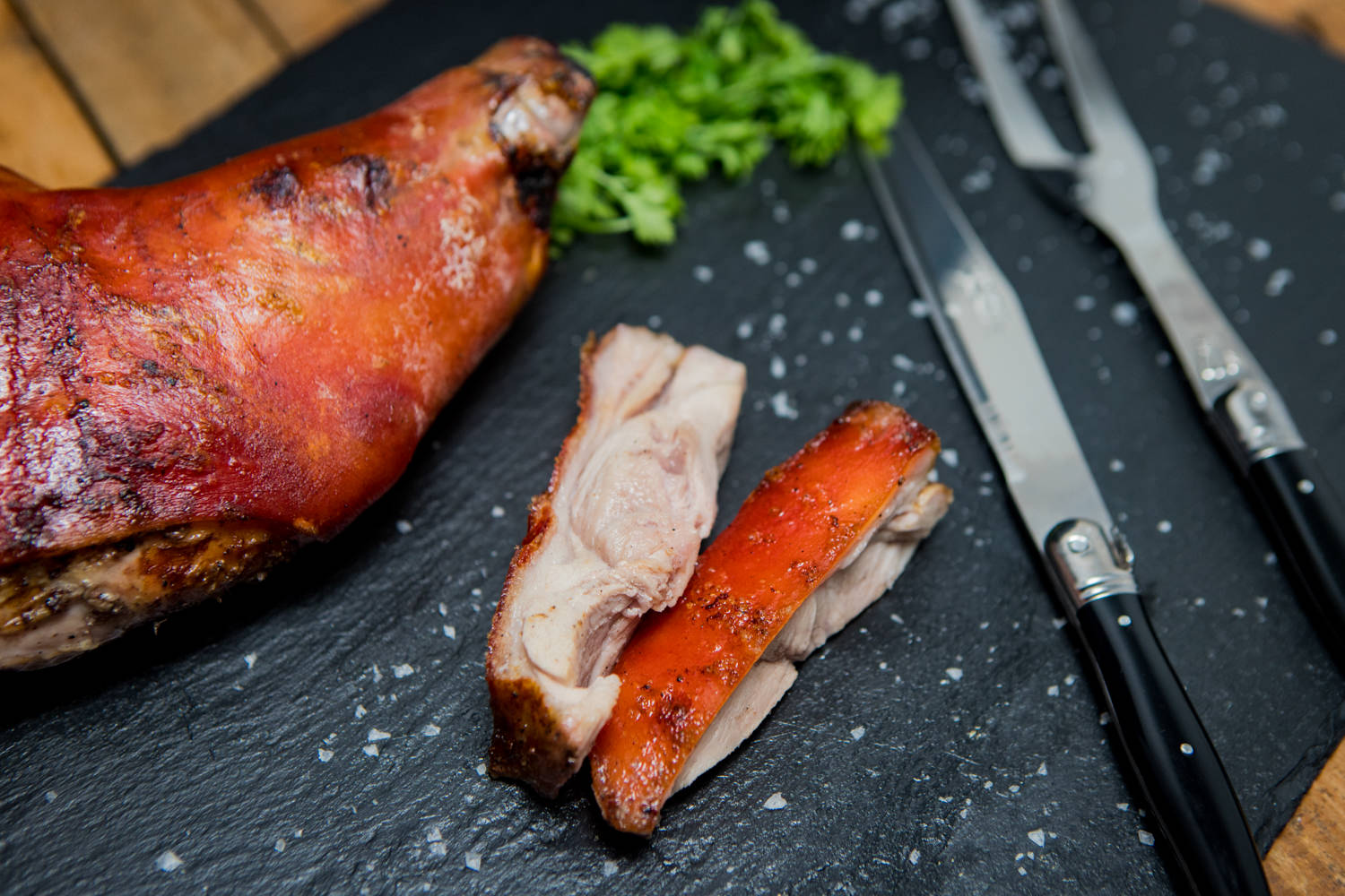 Spanferkelschulter mit Knochen vom Oberpfälzer Landschwein – Frisch & regional Rohe Spanferkelschulter mit Knochen vom Oberpfälzer Landschwein auf dunkler Unterlage, frisch zugeschnitten mit sichtbarer Marmorierung, eignet sich ideal zum Braten oder Grillen.