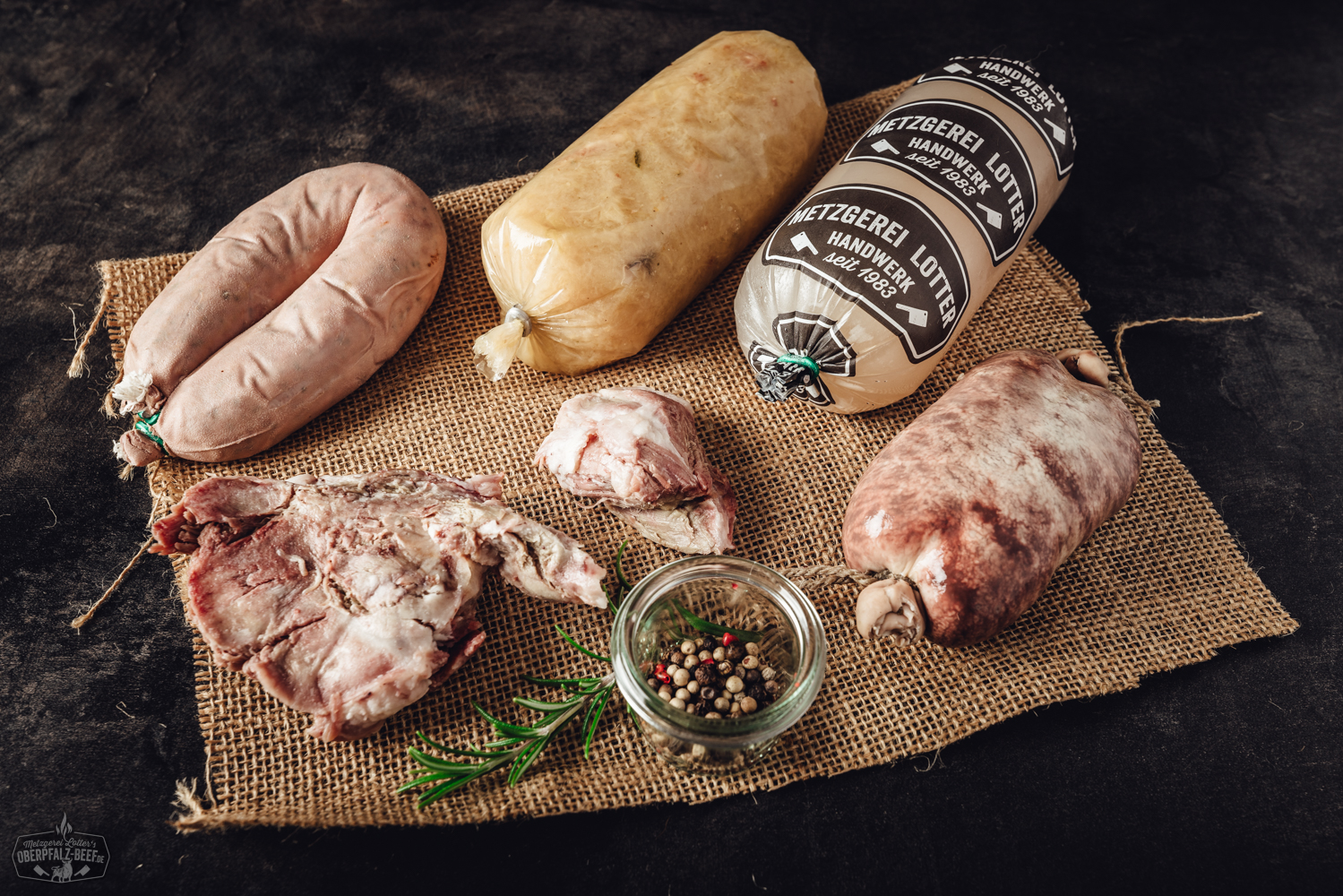 Schlachtschüssel-Platte mit frischem Fleisch, Leberwurst und Sauerkraut – deftige Spezialität aus der Oberpfalz Zwei original saure Oberpfälzer Bratwürste in heller Zwiebelsauce, serviert auf einem weißen Teller mit reichlich weich geschmorten Zwiebeln, dazu Brot als Beilage – traditionelles bayerisches Gericht in rustikalem Ambiente.