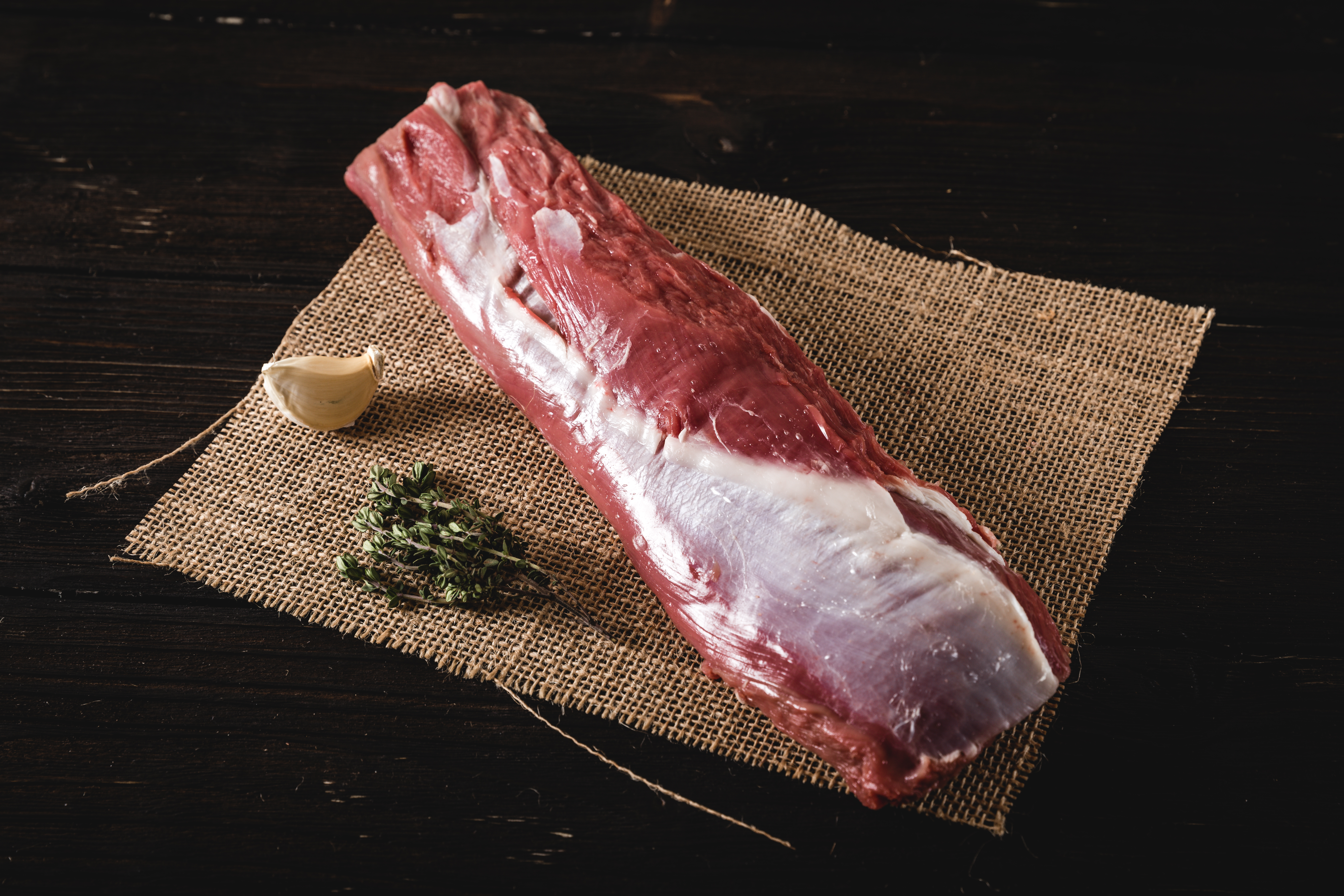 Saftiges Lammfleisch von Oberpfalz Beef - Perfekt für Ihr Festtagsmenü Bild eines frisch zubereiteten, saftigen Lammgerichts auf einem Teller, garnieret mit frischen Zutaten, das perfekt die Qualität und den Geschmack von Oberpfalz Beef Lammfleisch hervorhebt.