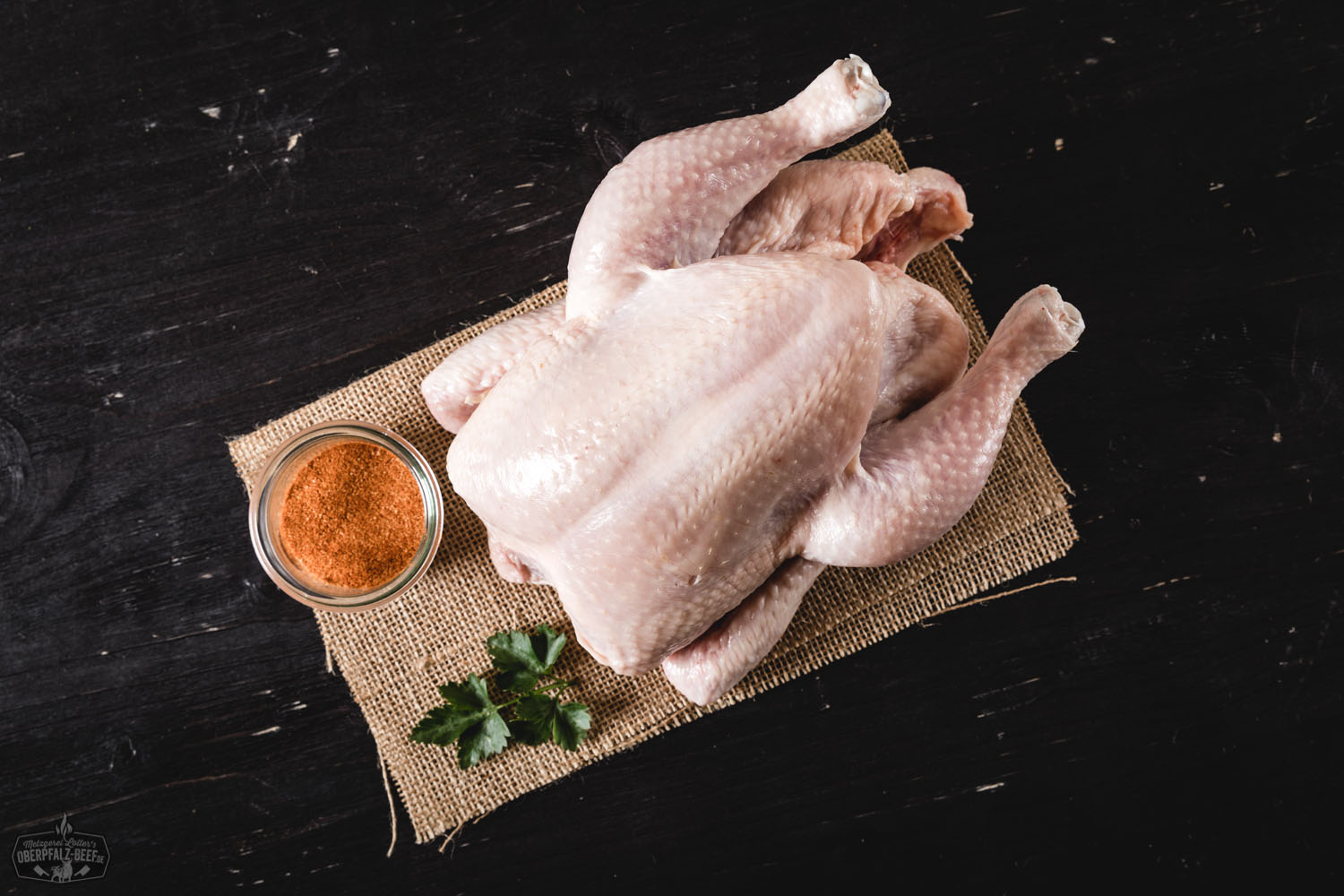 Oberpfälzer Bauernhähnchen auf einem Bauernhof in der Oberpfalz, frisches und hochwertiges Geflügelfleisch aus regionaler und nachhaltiger Landwirtschaft.