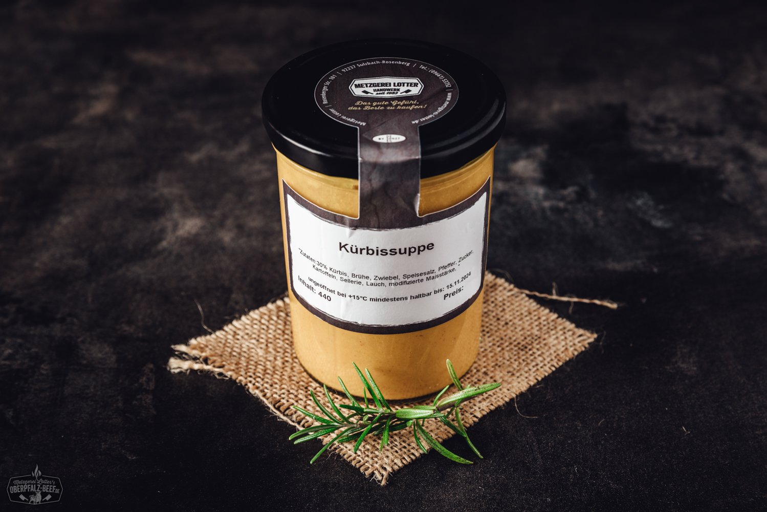 Kürbissuppe im Glas – Hausgemacht, cremig und regional genießen Ein großer Edelstahltopf mit traditioneller bayerischer Kesselsuppe, gefüllt mit reichhaltiger Fleischbrühe, Würsten, Schweinefleischstücken und frischem Gemüse wie Karotten und Lauch, kocht dampfend über offenem Feuer – deftige Spezialität der Oberpfalz.