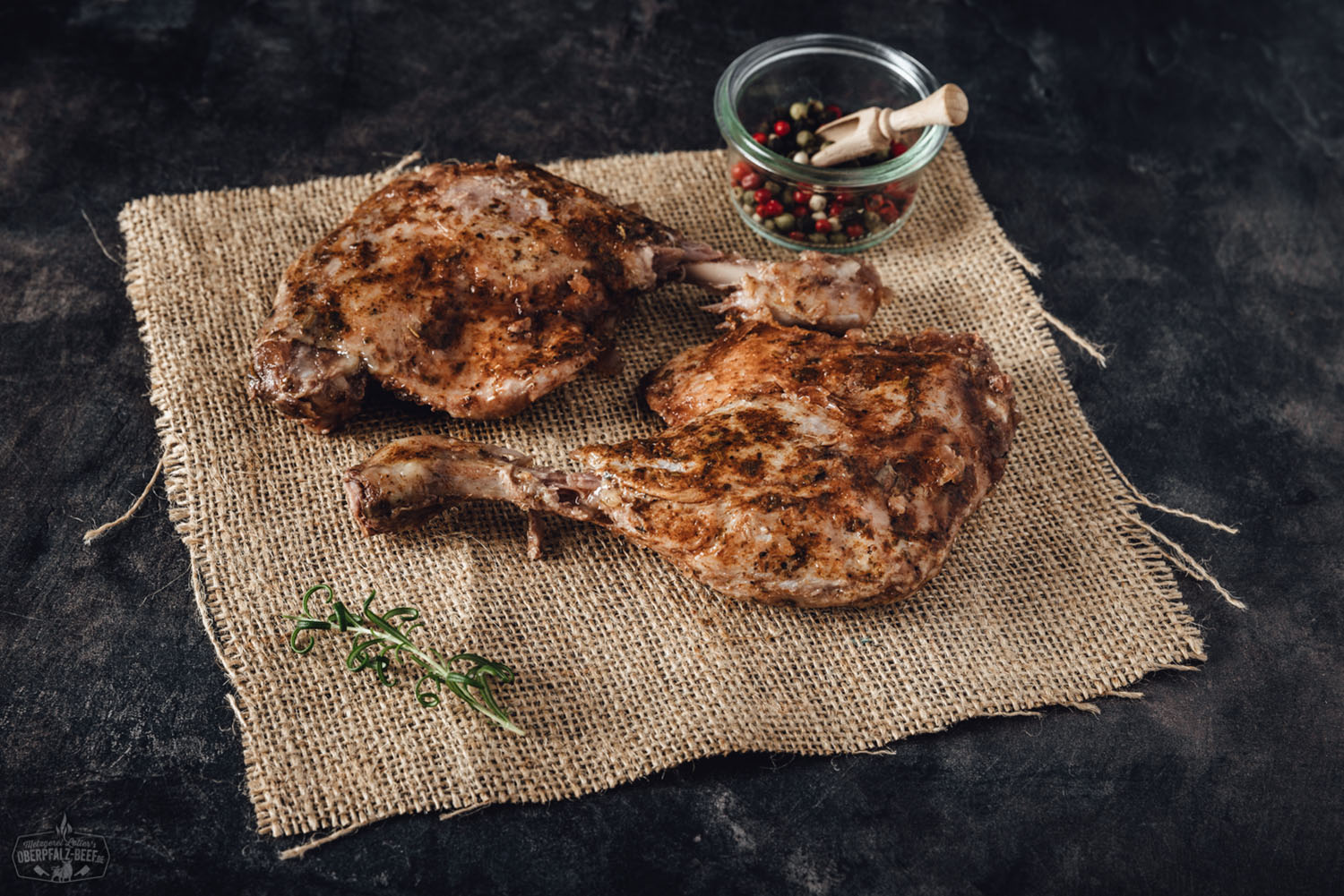 Sous-vide gegarte Oberpfälzer Entenkeulen auf rustikalem Holzbrett – zart & aromatisch Zwei goldbraun gebratene, vorgegarte Oberpfälzer Entenkeulen auf einem dunklen Teller, begleitet von Rosmarin, Gewürzen und einer glänzenden Sauce, servierfertig angerichtet – hochwertige Sous-vide Fleischspezialität aus der Oberpfalz.
