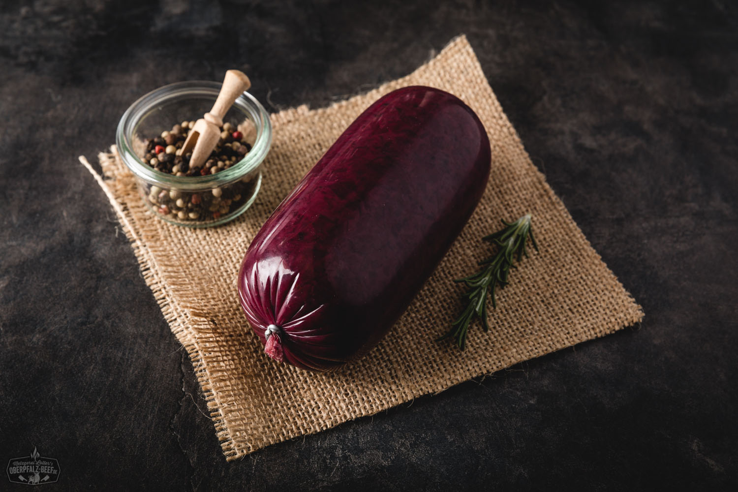 Blaukraut frisch zubereitet – regionaler Rotkohl aus der Oberpfalz Nahaufnahme von frisch zubereitetem Blaukraut (Rotkohl) mit glänzender, violett-roter Farbe und sichtbarer, feiner Schnittstruktur auf einem weißen Teller – traditionelles deutsches Wintergemüse, gekocht und servierfertig.