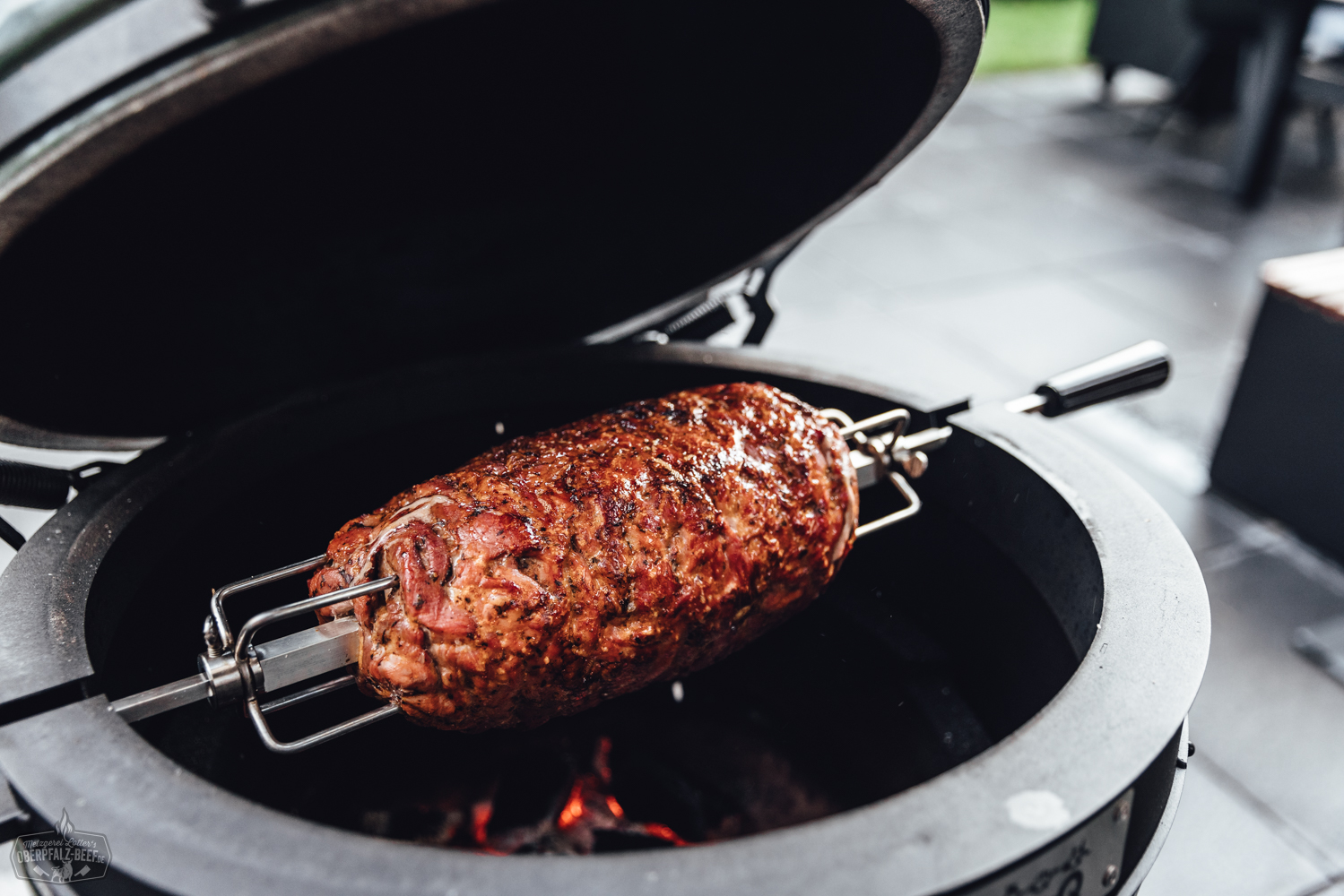 Döner Kebab Spieß vom Oberpfälzer Bauernhähnchen – hochwertiges Geflügelfleisch für den Grill oder Imbiss Döner-Kebab-Spieß aus Oberpfälzer Bauernhähnchen, goldbraun gegrillt, dicht geschichtet mit saftigem Hähnchenfleisch, vor einem dunklen Hintergrund in warmer Beleuchtung – traditionelles Fleischgericht mit regionalem Ursprung.