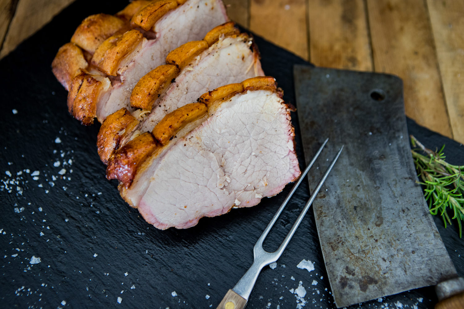 Krustenbraten aus der Keule vom Oberpfälzer Landschwein – knusprig, saftig und regional Krustenbraten aus der Keule vom Oberpfälzer Landschwein mit knuspriger Kruste und saftigem Fleisch auf einem rustikalen Holzbrett angerichtet, ideal für traditionelle bayerische Küche.
