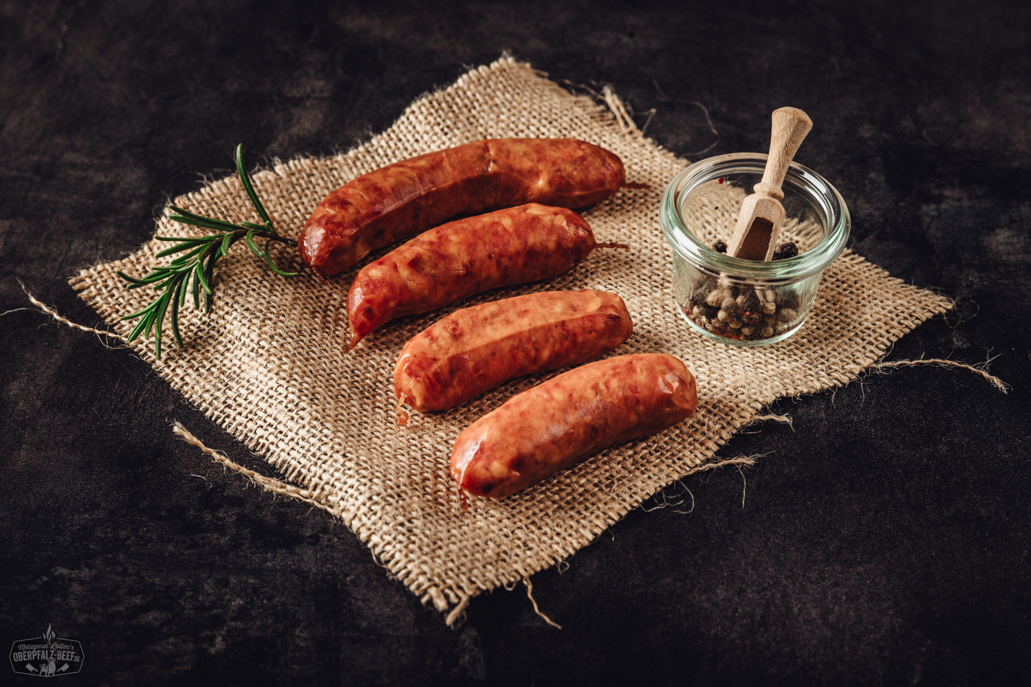 Chilibeißer Würste auf Holzbrett – Scharfe Rohwürste aus der Oberpfalz kaufen Nahaufnahme von würzigen Chilibeißer-Würstchen, perfekt für Grillabende und als herzhafter Snack.