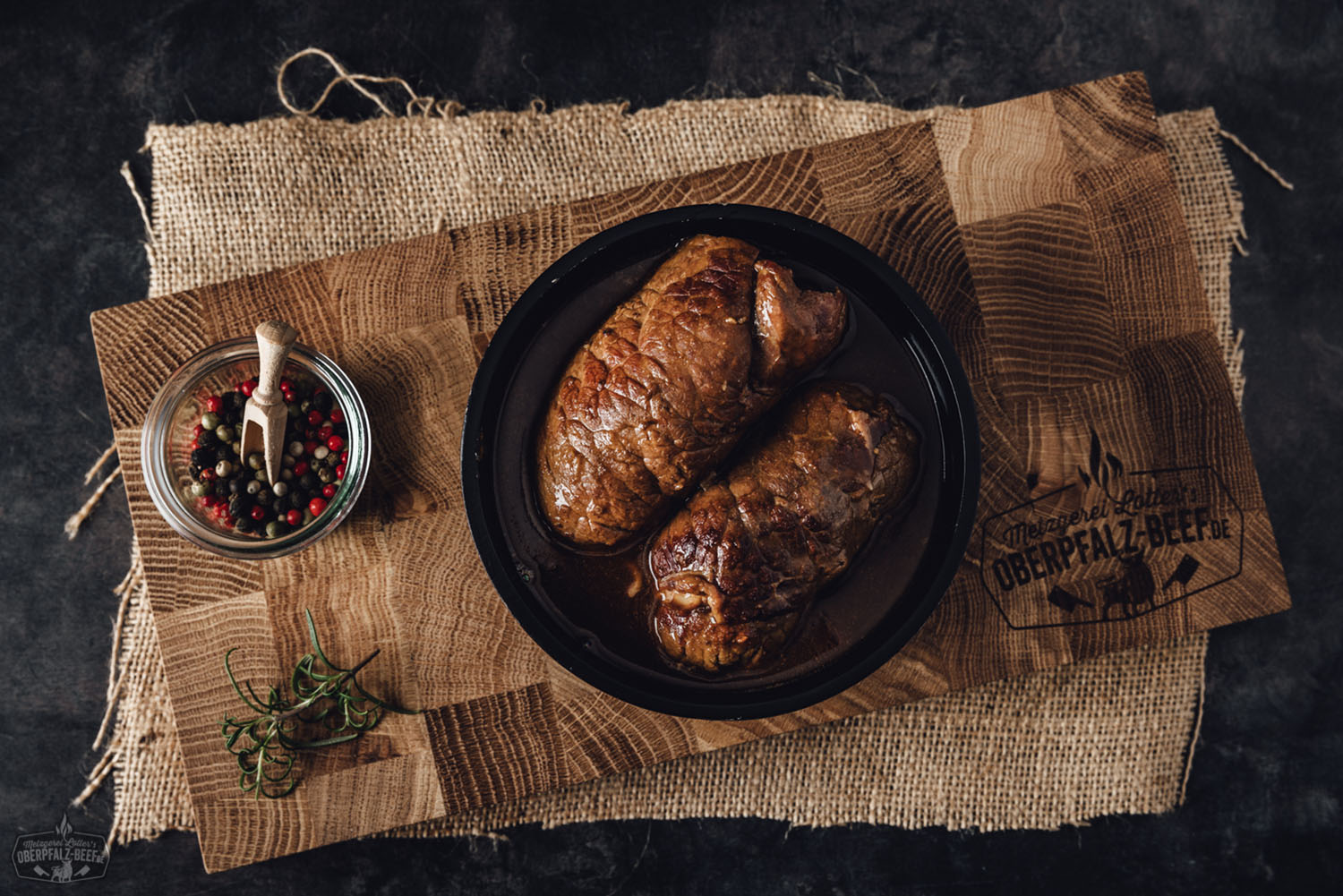 Sous-vide gegarte Rinderroulade vom Oberpfalz-Rind – zart, saftig & regional Angeschnittene, sous-vide gegarte Rinderroulade vom Oberpfalz-Rind auf dunklem Teller angerichtet, gefüllt mit Speck, Gurke und Zwiebel, daneben Soße und Kräuter-Deko; hochwertige Fleischspezialität in Gourmet-Präsentation.