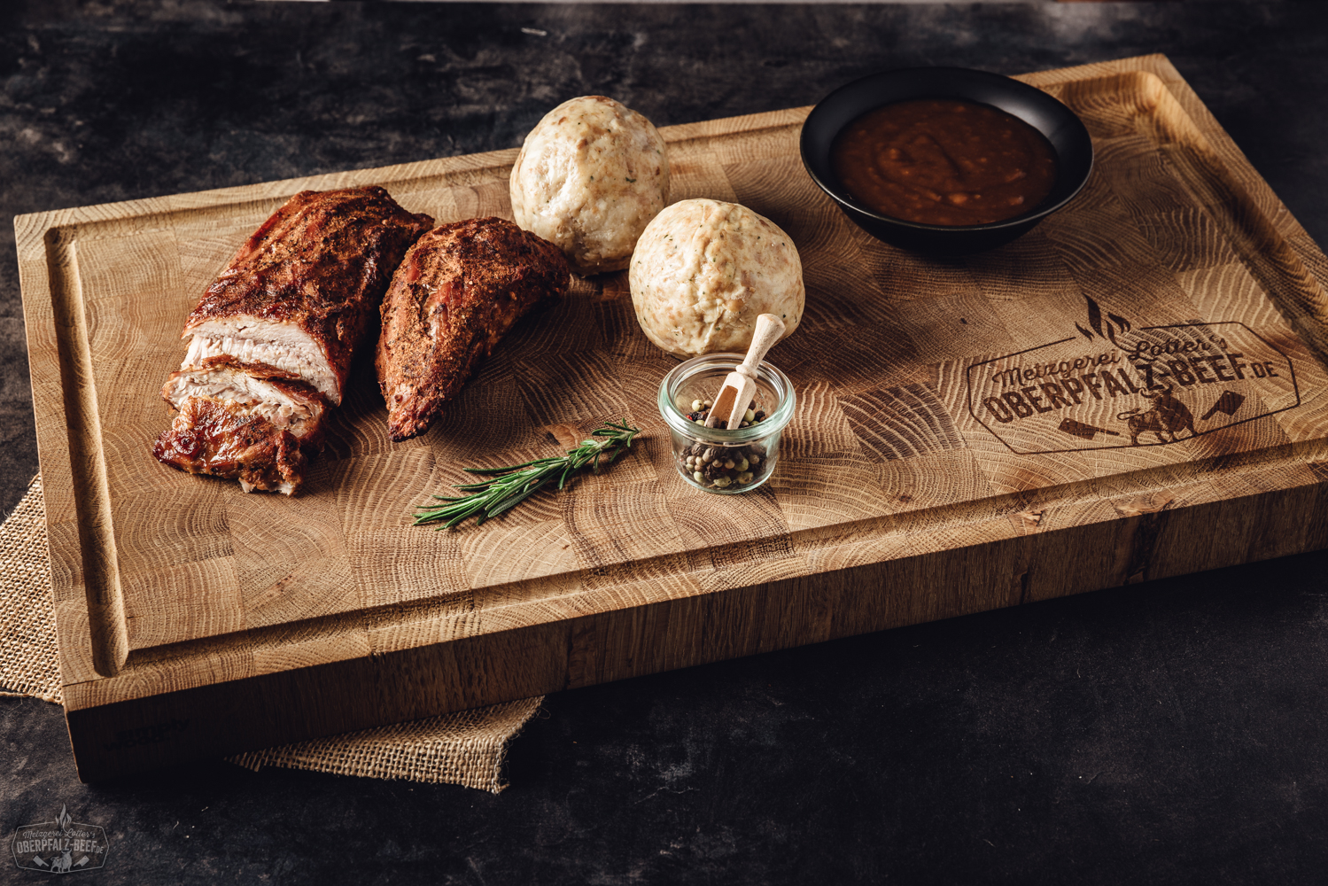 Sous-vide gegarter Kalbsbraten aus der Schulter in Premium-Qualität Sous-vide gegarter Kalbsbraten aus der Keule, serviert in appetitlichen Scheiben auf einer Holzplatte mit frischen Kräutern garniert; saftige Fleischtextur und zarte Bräunung zeigen schonende Zubereitung – ideal für Feinschmecker und BBQ-Liebhaber.