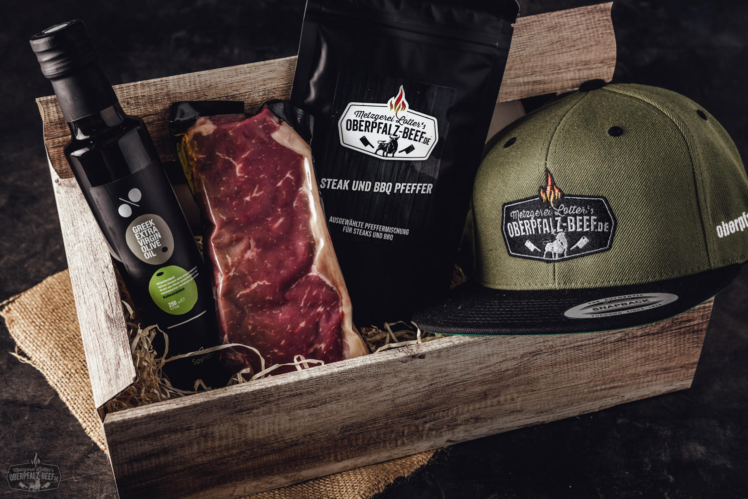 Feuerrote Black Box: Smoker-Grill für echtes Oberpfalz BBQ-Erlebnis Deliciously grilled Oberpfalz Beef Black Box steak with appetizing grill marks, featuring premium quality meat, cooked to perfection, and served on a rustic wooden board.