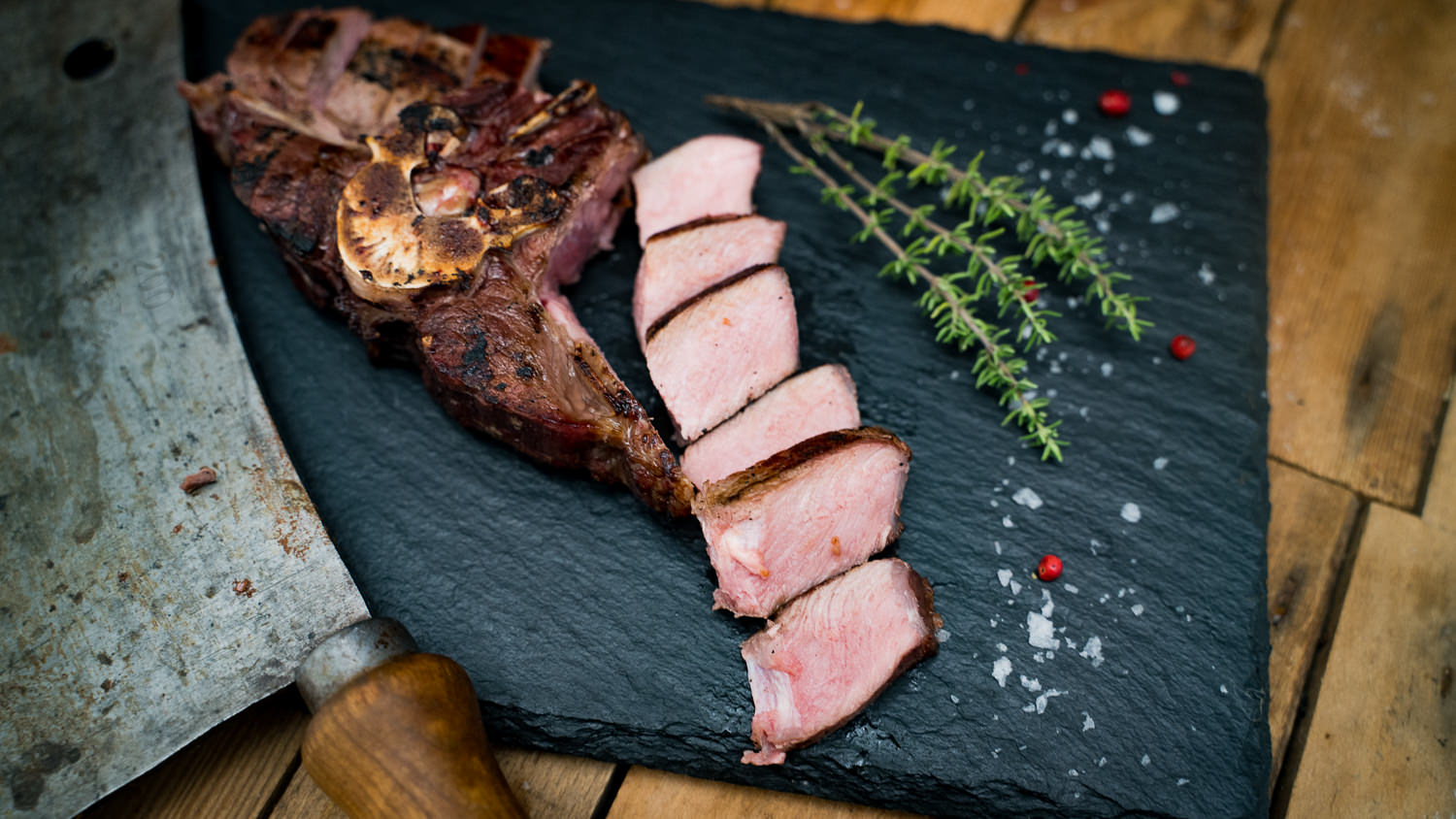 Rücken mit Knochen vom Oberpfälzer Wildschwein auf Holzbrett serviert Bild eines frischen Rückens mit Knochen vom Oberpfälzer Wildschwein – hochwertiges Wildfleisch aus der Region Oberpfalz, ideal für traditionelle Fleischgerichte und kulinarische Kreationen.