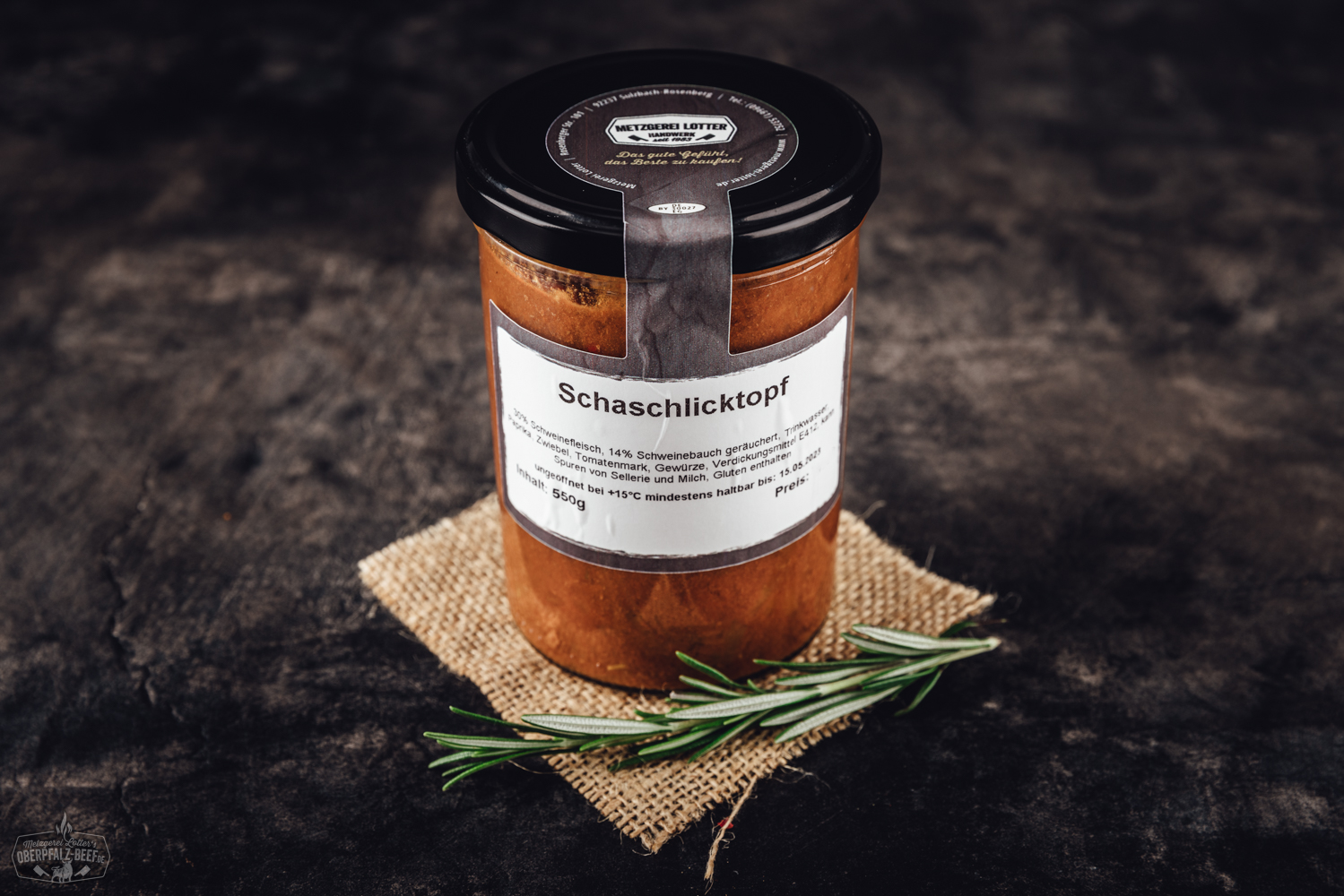 Herzhafter Schaschliktopf mit Rindfleisch, Paprika und Zwiebeln – deftiges Eintopfgericht Fein geschnittener Putenleberkäse auf einem dunklen Holzbrett, dekorativ angerichtet mit frischer Petersilie, Senf und einer Brotscheibe im Hintergrund – hochwertige Nahaufnahme von Geflügel-Leberkäse als Aufschnitt.