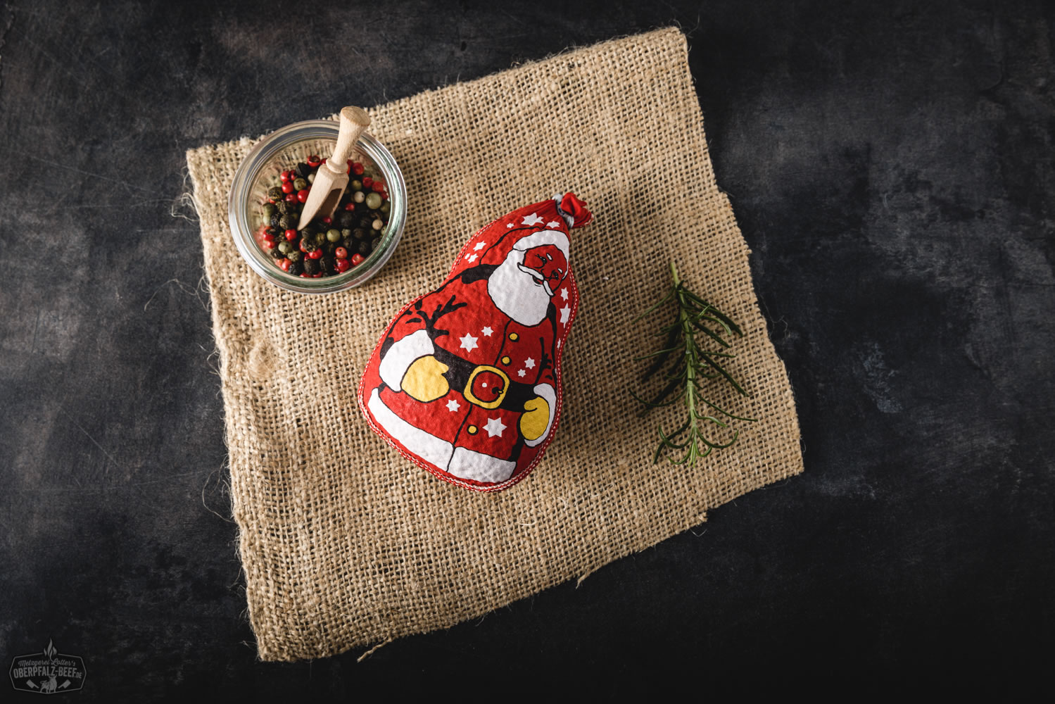 Weihnachtssalami in Nikolausform – festliche Wurstspezialität aus der Oberpfalz Weihnachtssalami in Form eines Nikolaus, perfekt für festliche Anlässe und als Geschenkidee. Hochwertige Verpackung zeigt den weihnachtlichen Charakter dieser speziellen Wurstspezialität.