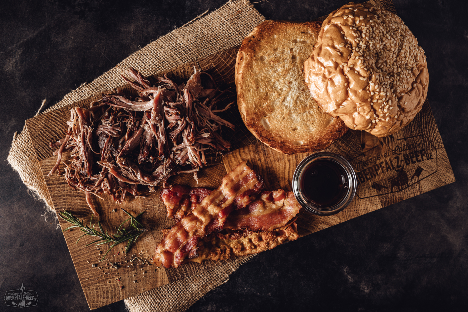 Pulled Beef Box vom Oberpfalz-Rind – Sous-vide gegartes Premium-Rindfleisch Bild zeigt eine Sous-vide-vorgegarte Pulled Beef Box aus Oberpfalz Rindfleisch, ideal für zartes und saftiges Rindfleisch.