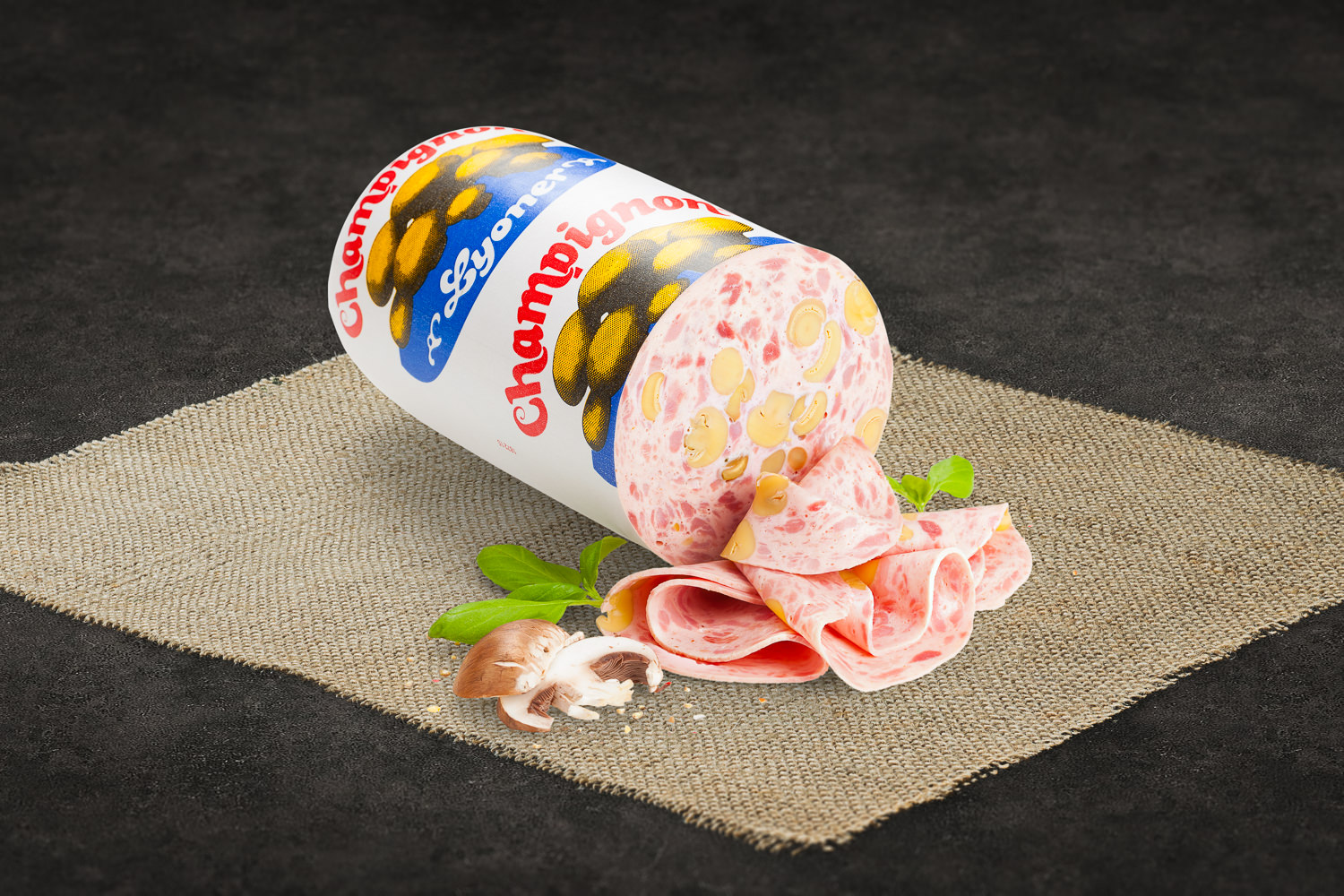 Geschnittene Putenpaprikawurst auf einem Holzbrett, dekorativ angerichtet mit frischer Petersilie und Paprikastreifen – ideale Brotzeit mit hochwertiger Geflügelwurst aus der Oberpfalz.