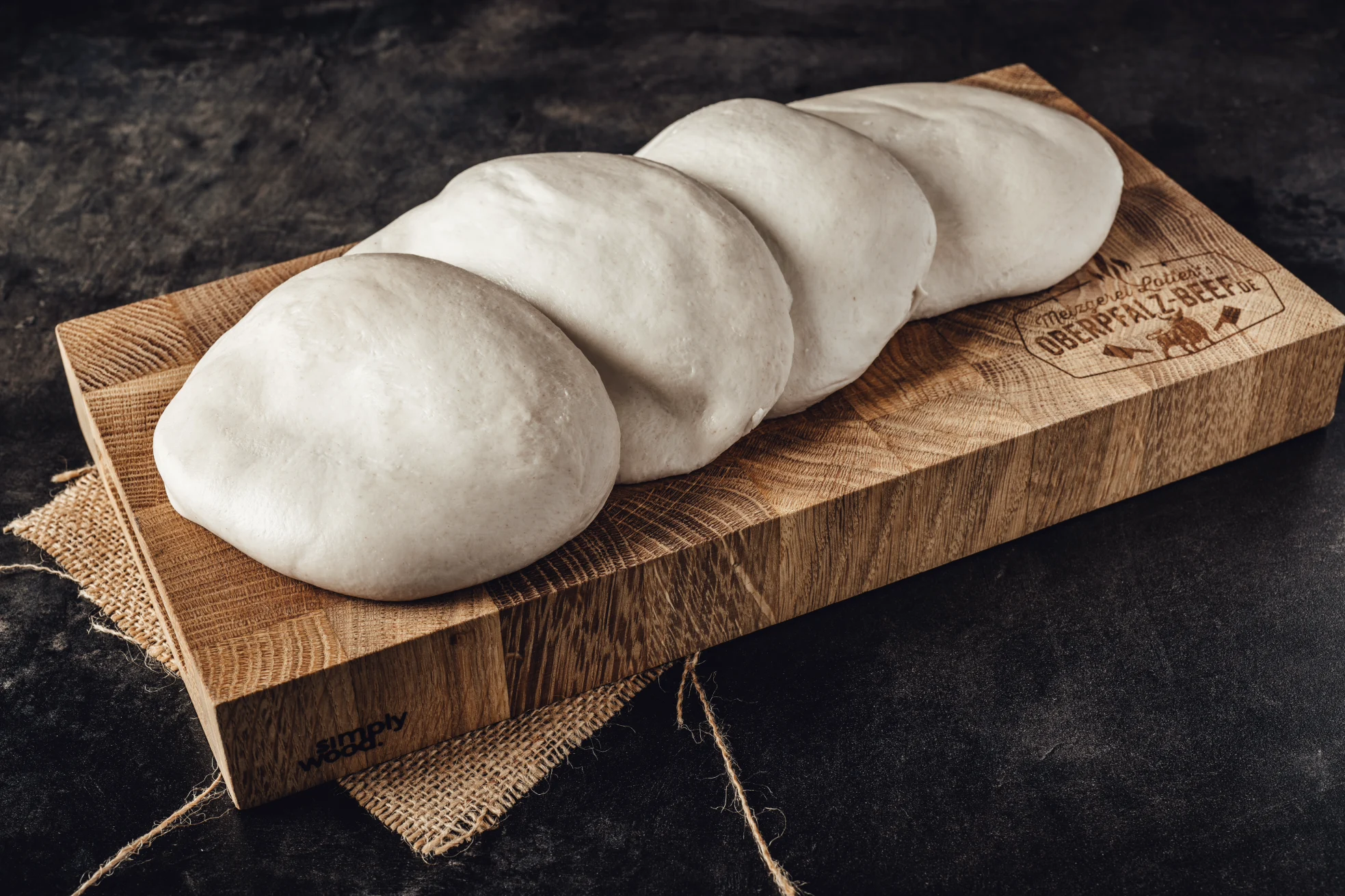 Italienische Pizza mit handgemachtem Teig aus der Metzgerei