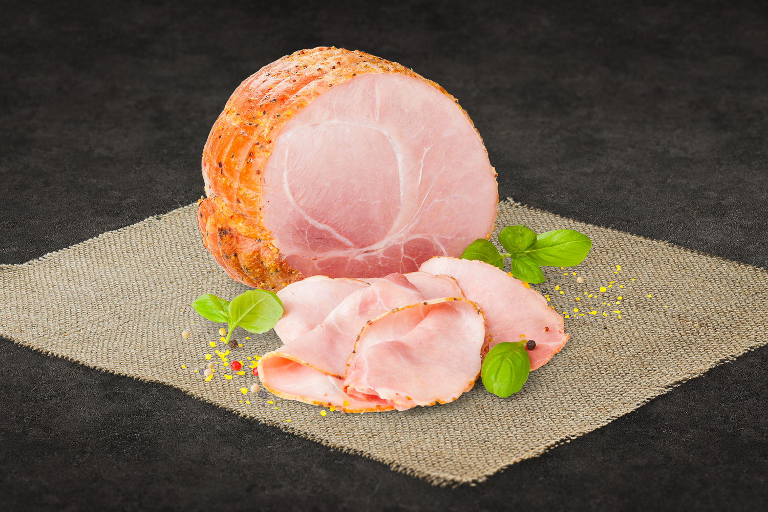 Pfefferschinken geschnitten - Oberpfalz-Beef Premiumqualität Geschnittener Pfefferschinken auf einem Teller – Oberpfalz Beef Spezialität – Frischer Schinken mit Pfefferkruste für ein würziges Geschmackserlebnis.