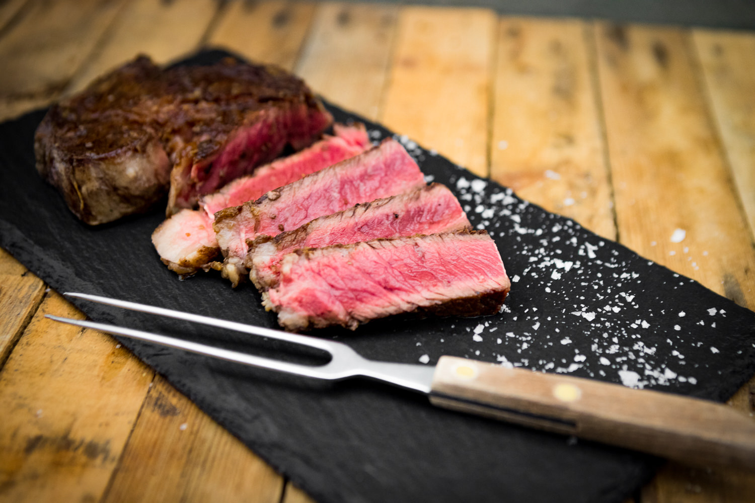Entrecôte Rib-Eye Steak wet aged vom Oberpfalz-Rind – zart gereiftes Premium-Rindfleisch Rohes Entrecôte am Stück vom Oberpfalz-Rind auf dunklem Untergrund, gut marmoriert mit feinen Fettäderchen, frisch und vakuumverpackt für Wet-Aging; hochwertiges Fleisch aus der Region Oberpfalz.