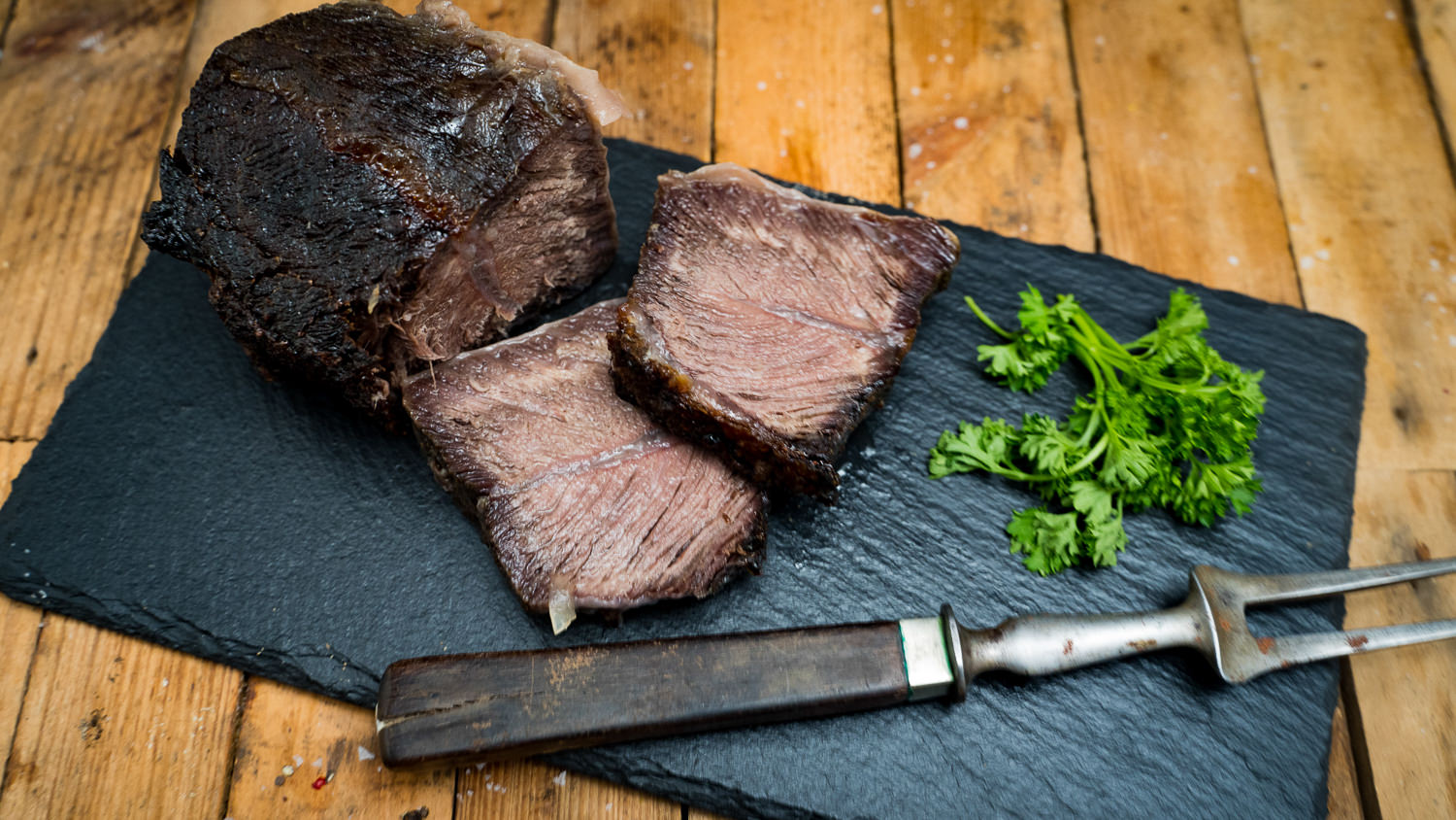Sauerbraten im Glas – Traditioneller Rinderbraten fertig zubereitet und haltbar gemacht Sauerbraten im Glas – Nahaufnahme eines traditionellen deutschen Sauerbratens in klar verschlossenem Einmachglas, sichtbar mit dunkler, würziger Soße und Fleischstücken, auf hellem Hintergrund präsentiert – Hausmannskost, haltbar gemacht.