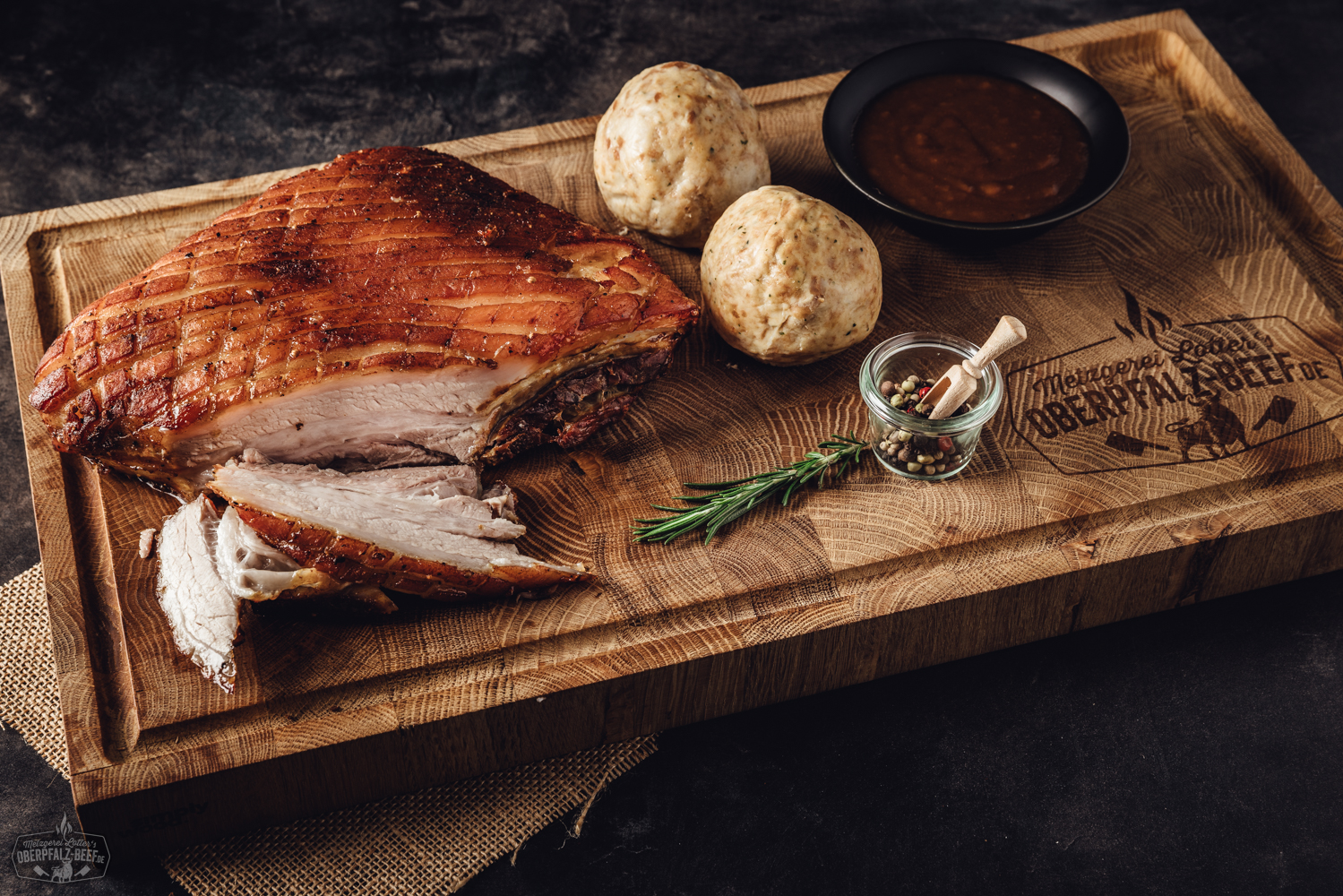 Sous-vide Krustenbratenbox – fertig gegartes Schweinefleisch mit perfekter Kruste Bild einer Sous-vide vorgegarten Krustenbratenbox von Oberpfalz-Beef, präsentiert in einer ansprechenden Verpackung auf dunklem Hintergrund, hervorgehoben durch hochwertige Food-Fotografie.